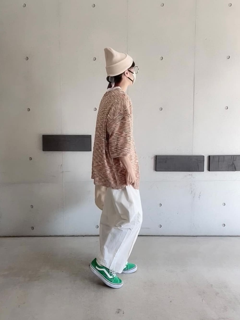 ホワイト系のその他パンツ、オレンジ系のカーディガン/ボレロ、ホワイト系のTシャツ/カットソーを着用したレディースの春コーディネートの5枚目の写真