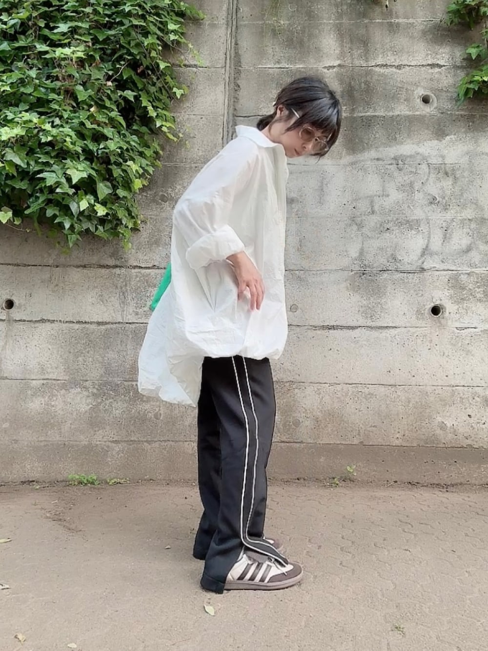 「PR、omnes、トラックパンツ、ダンボールニット、白シャツ、シャツスタイル、サングラス、オトナカジュアル、大人カジュアル、シンプルコーデ」｜「OMNESのダンボールニットスリット付きライントラックパンツ（スウェットパンツ、ブラック系）」を使った、なな☺︎さん（骨格ナチュラル・レディース・155cm）の春コーディネートの2枚目の写真