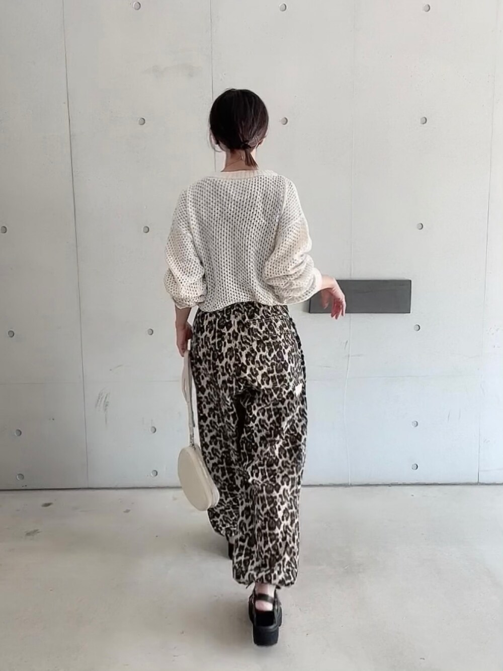 「春服デビュー宣言、シンプルコーデ、ビッグシルエット、メッシュ、メッシュニット、selectmoca、グルカサンダル、chiiiibag、アニマル柄、メガネ女子、春コーデ、大人カジュアル、オトナカジュアル、低身長」｜「select MOCAの2023 SS クルーネック透かし編みメッシュニットトップス（ニット/セーター、ホワイト系）」を使った、なな☺︎さん（レディース・155cm）の春コーディネートの5枚目の写真