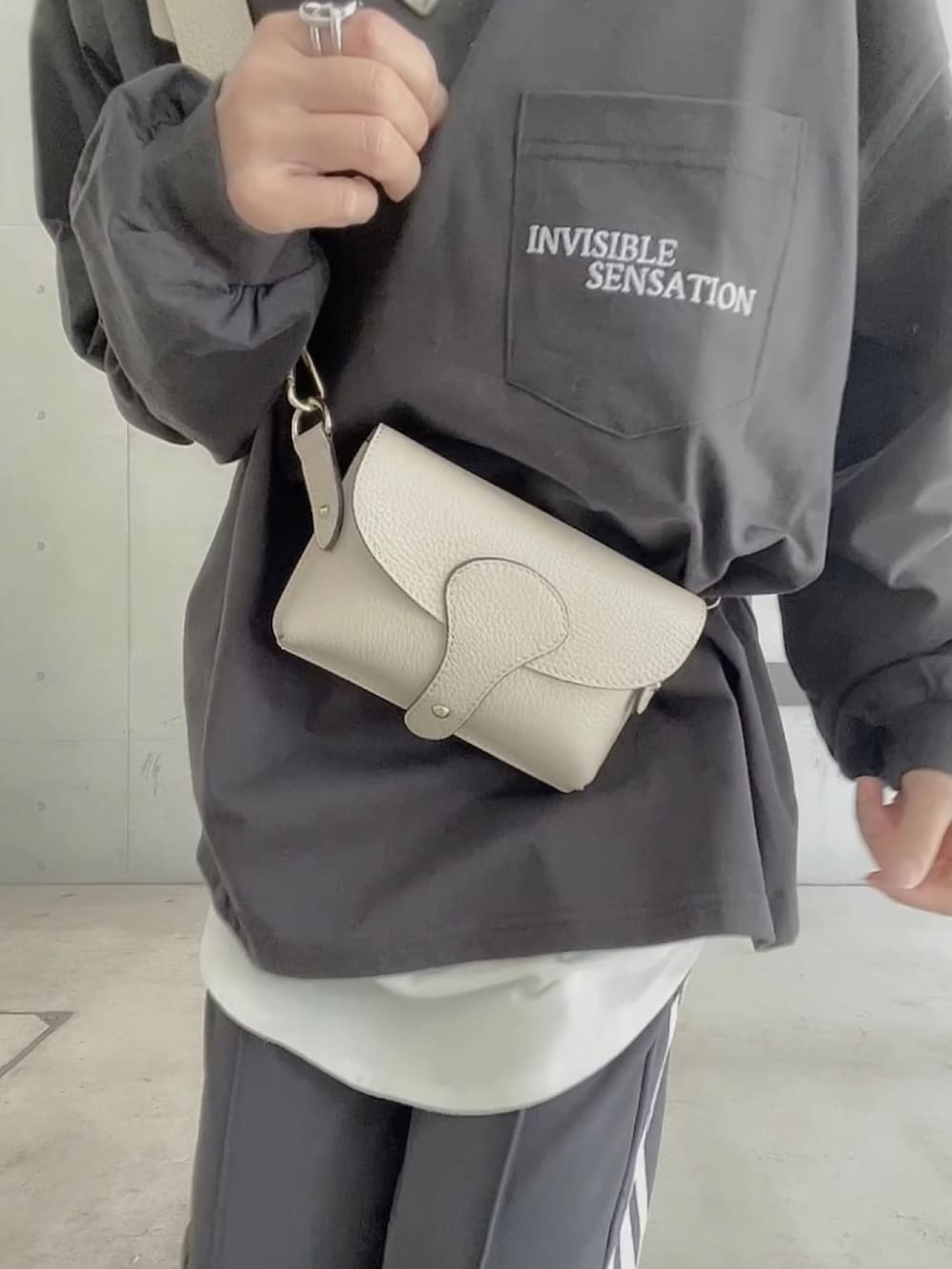 「ロンT、刺繍ロゴ、スポーツミックス、モノトーン、ブラックコーデ、オトナカジュアル、大人カジュアル、シンプルコーデ、キャップ、INTERPLAY」|「INTERPLAYの【INTERPLAY x PEN】「INVISIBLE SENSATION」ポケット ロンTee(Tシャツ/カットソー、ブラック系)」を使った、なな☺︎さん(レディース・155cm)の春コーディネートの5枚目の写真