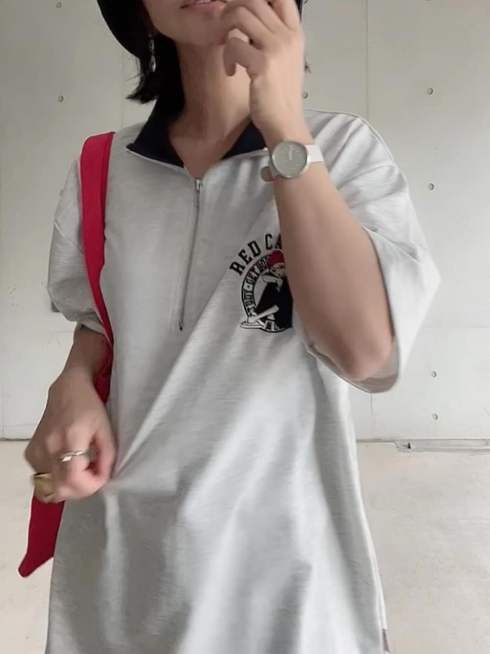 「SlashDate、ハーフジップ、Red Cap Girl、春ファッション、シンプルコーデ、tiptop、tipコーデ、ティアードスカート」｜「Red Cap Girlの【Red Cap Girl／レッドキャップガール】別注 ミニ裏毛 ワンポイント胸刺繍 ハーフジップ オーバーサイズ 推し活（Tシャツ/カットソー、グレー系）」を使った、なな☺︎さん（レディース・155cm）の春コーディネートの3枚目の写真