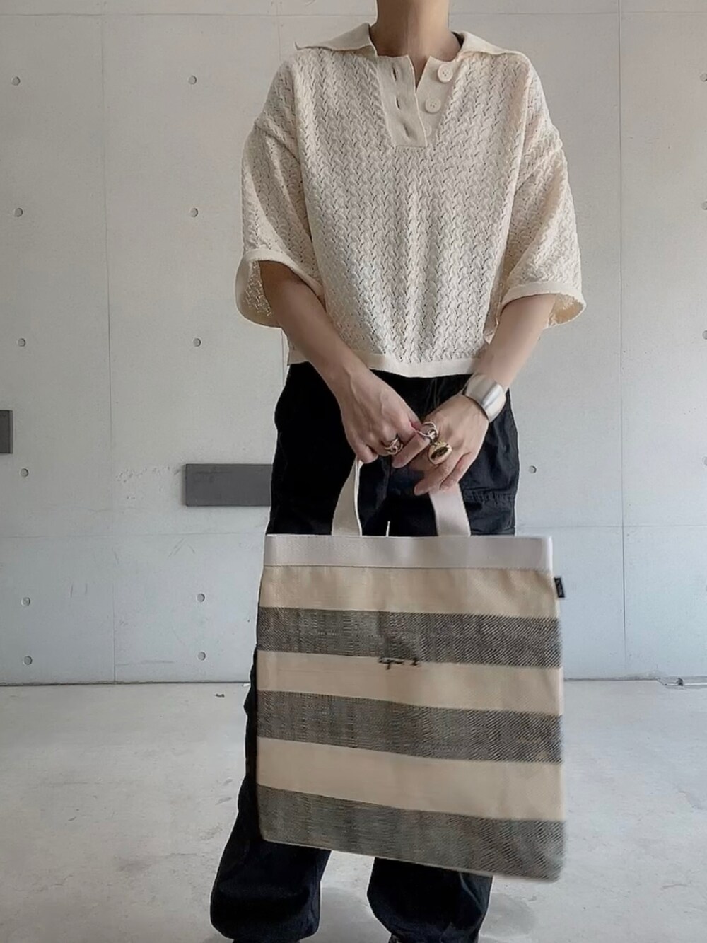 「shopnikoniko、韓国ファッション、パラシュートパンツ、カーゴパンツ、forksy、ポロニット、オトナカジュアル、大人カジュアル、シンプルコーデ、アニエスベー(agnes b.)、ラフィアバッグ、トートバッグ、グルカサンダル、春夏コーデ」|「forksy.の【forksy.】レース編み半袖ポロニット(ポロシャツ、ホワイト系)」を使った、なな☺︎さん(レディース・155cm)の春コーディネートの3枚目の写真