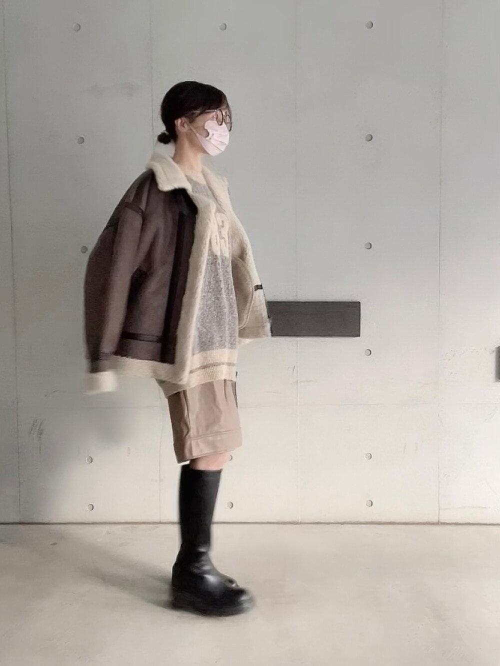 「alpha、B-3、alpha_industries_japan、Alpha Industries、モノマート(MONO-MART)、mivialoca、ハーフパンツ、ロングブーツ、オトナカジュアル、大人カジュアル、ボアジャケット」|「ALPHAのB-3フェイクムートン オーバーサイズ(ムートンコート、ブラウン系)」を使った、なな☺︎さん(レディース・155cm)の冬コーディネートの5枚目の写真