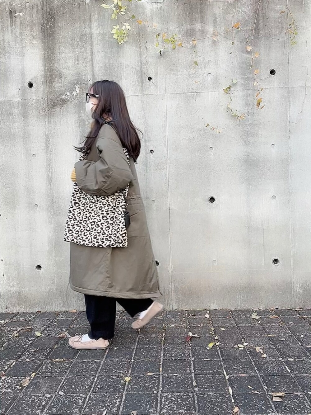 グリーン系のモッズコート、その他のパンツ、ベージュ系のモカシン/デッキシューズを着用したレディースの冬コーディネートの4枚目の写真