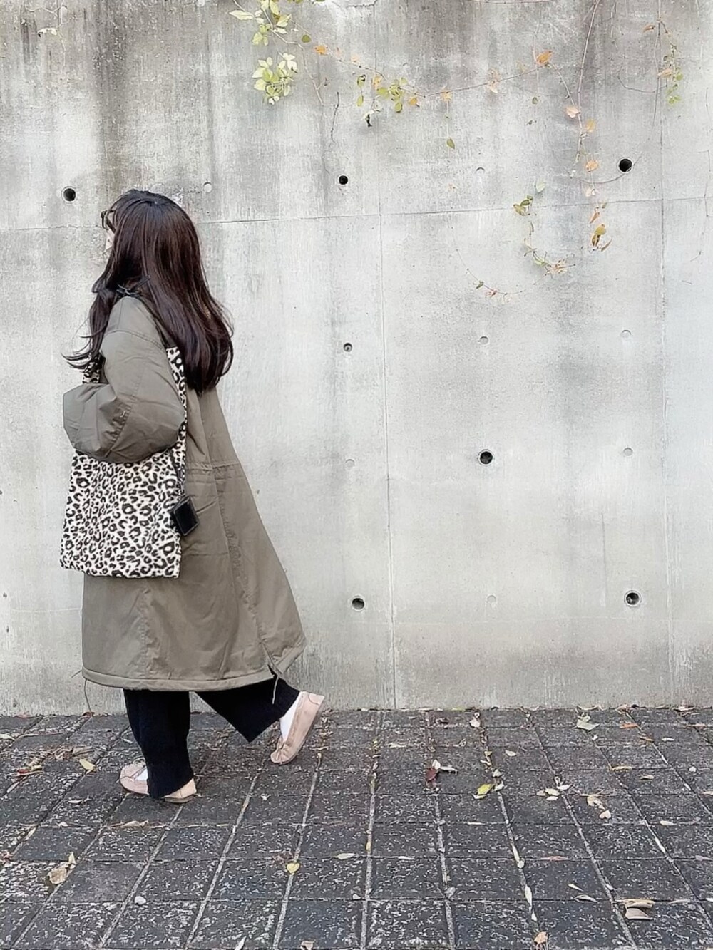 グリーン系のモッズコート、その他のパンツ、ベージュ系のモカシン/デッキシューズを着用したレディースの冬コーディネートの3枚目の写真