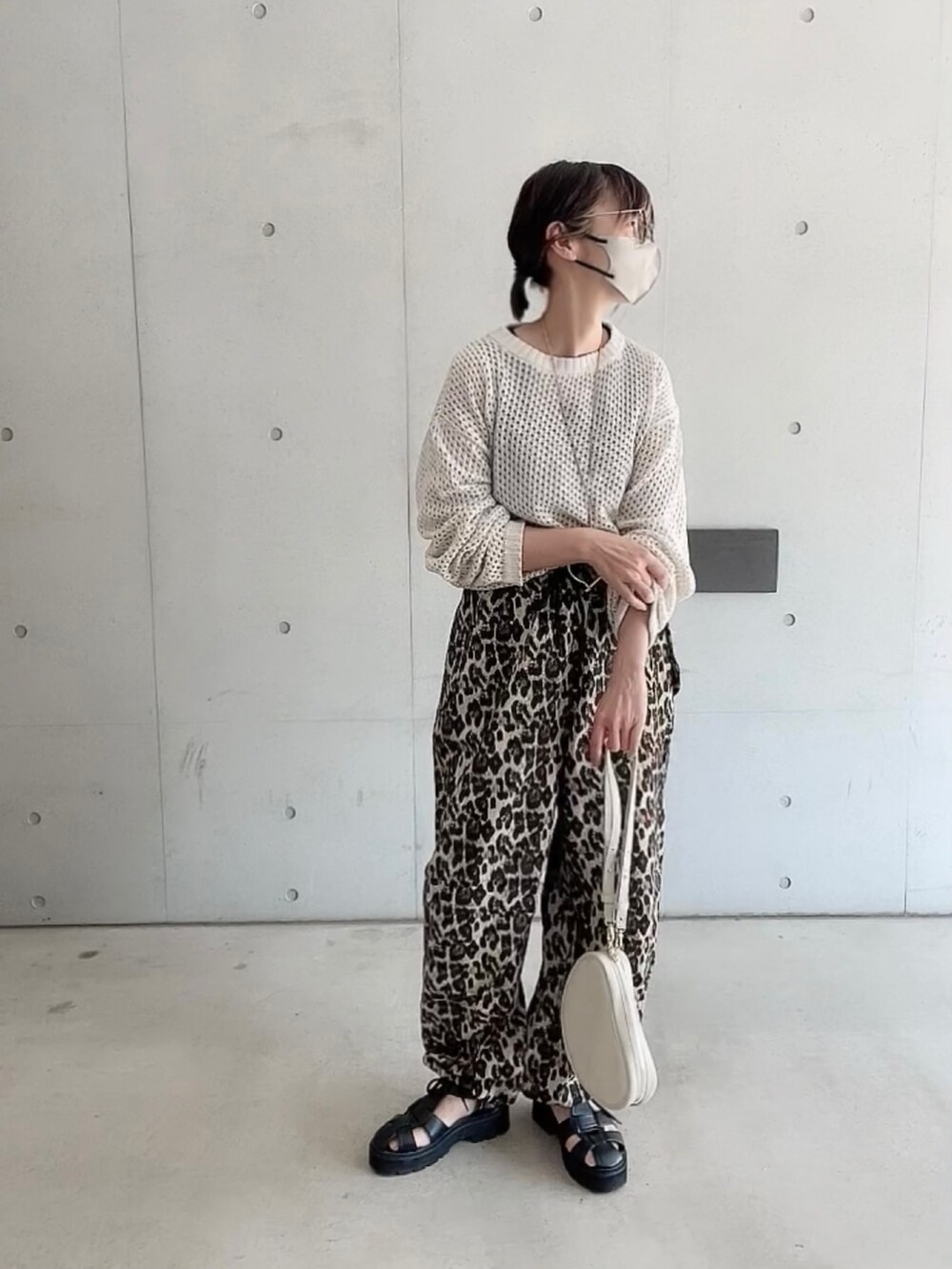 「春服デビュー宣言、シンプルコーデ、ビッグシルエット、メッシュ、メッシュニット、selectmoca、グルカサンダル、chiiiibag、アニマル柄、メガネ女子、春コーデ、大人カジュアル、オトナカジュアル、低身長」｜「select MOCAの2023 SS クルーネック透かし編みメッシュニットトップス（ニット/セーター、ホワイト系）」を使った、なな☺︎さん（レディース・155cm）の春コーディネートの3枚目の写真