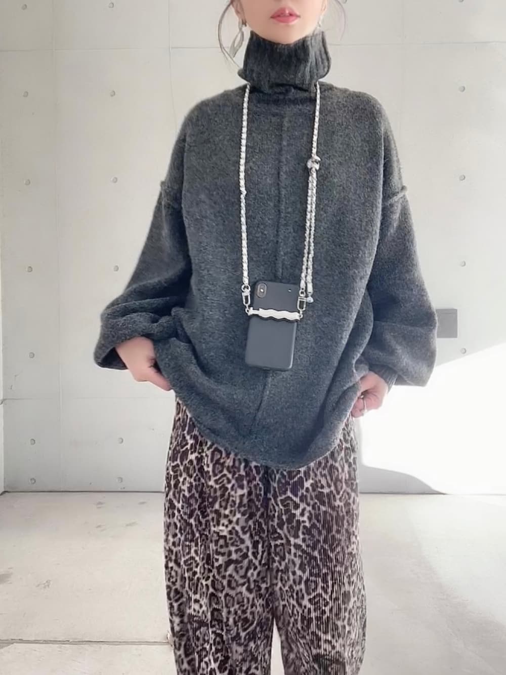 「ファッションを楽しもう、秋冬コーデ、シンプルスタイル、PR、selectmoca、florist、スマホショルダー、大人カジュアル、オトナカジュアル、レオパードパンツ、タートルネック」｜「select MOCAのリンキングボリュームスリーブニット（ニット/セーター、ブラック系）」を使った、なな☺︎さん（レディース・155cm）の秋コーディネートの4枚目の写真