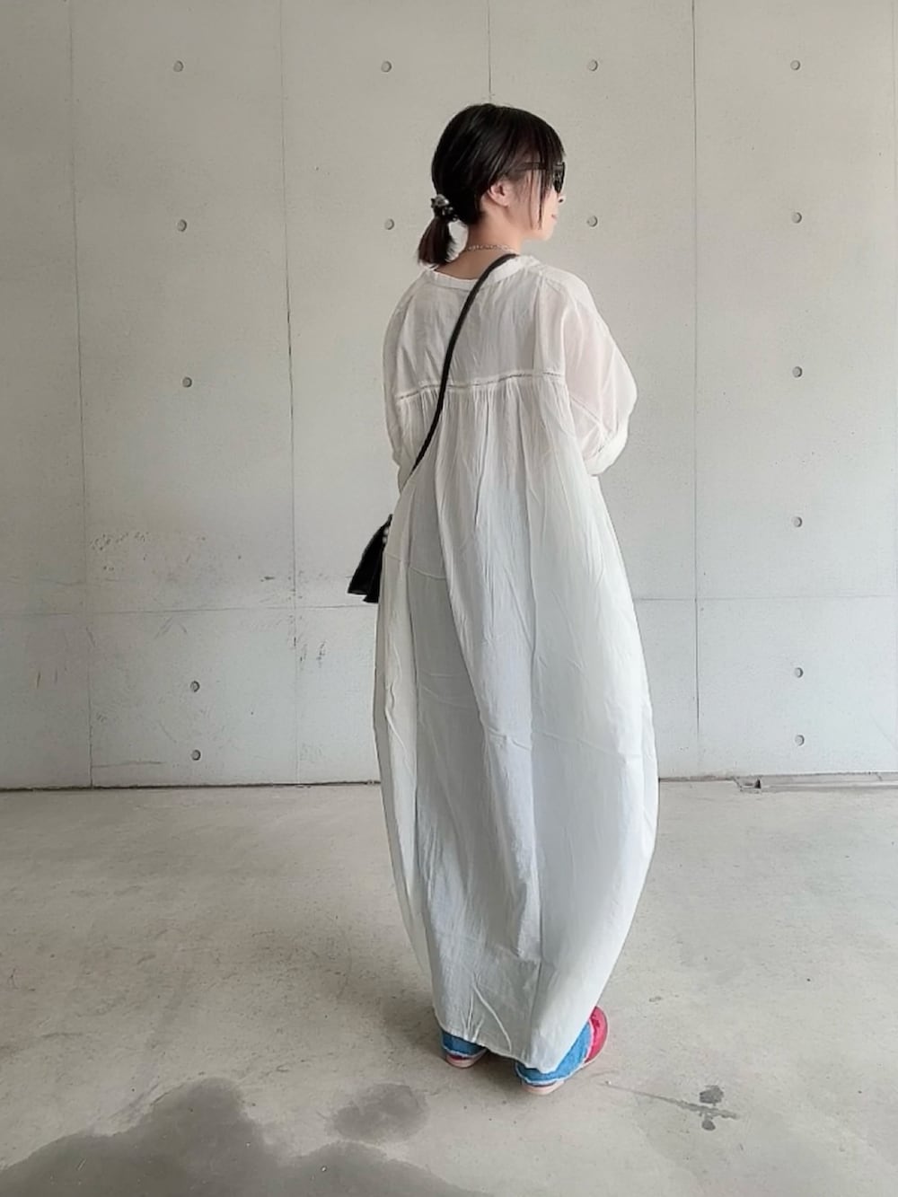 「PR、notch.、notch by kr、ピンタックワンピース、インド綿、レイヤードスタイル、デニムパンツ、ワイドパンツ、オトナカジュアル、ゆるシルエット、低身長女子」｜「notch.の【 notch. by KR 】インド綿　ヨークピンタックワンピース（ワンピース、ホワイト系）」を使った、なな☺︎さん（骨格ナチュラル・レディース・155cm）の春コーディネートの3枚目の写真