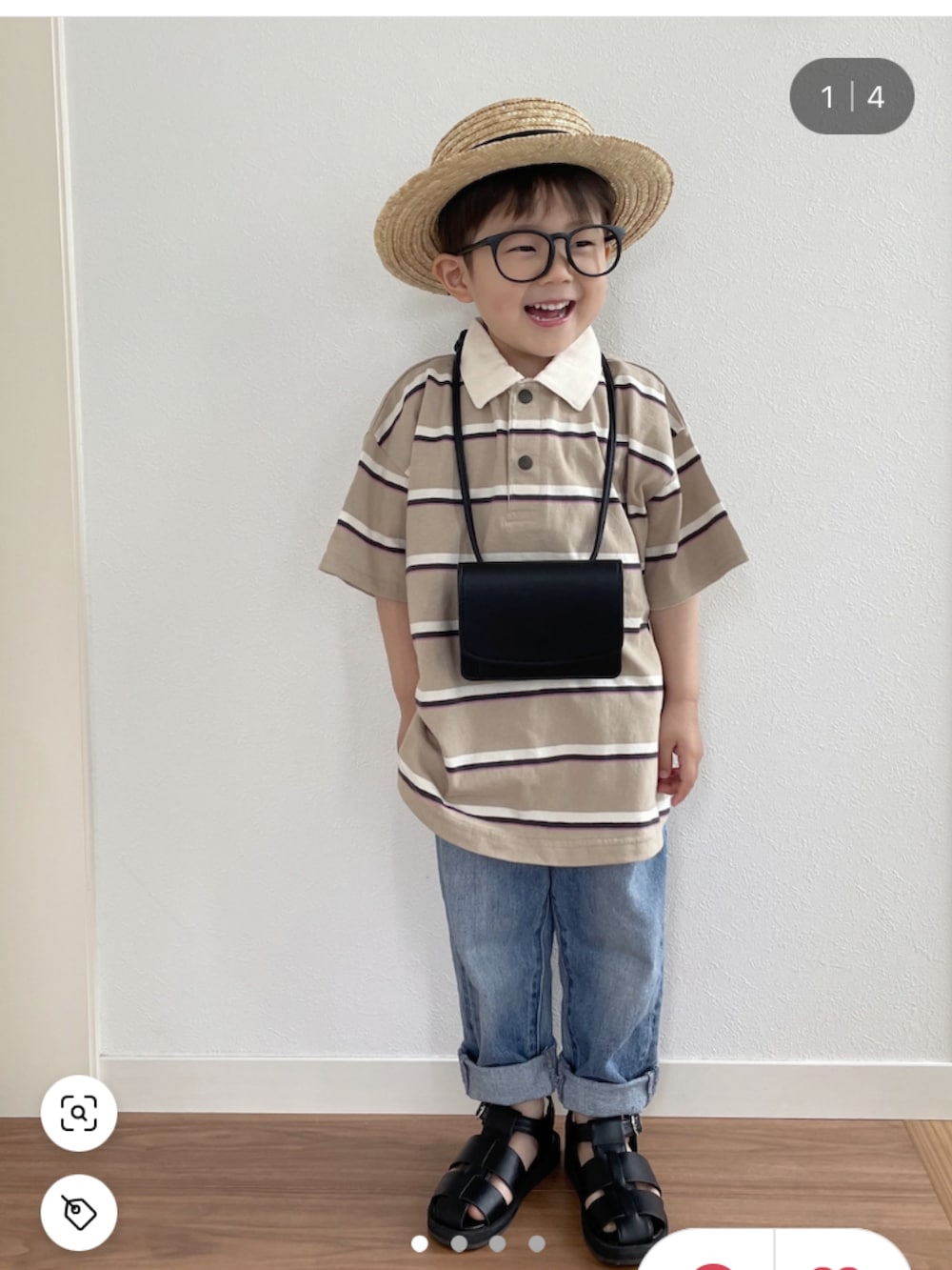 グリーン系のポロシャツ、ブラウン系のボディバッグ/ウエストポーチ、ブルー系のデニムパンツを着用したキッズの春コーディネートの2枚目の写真