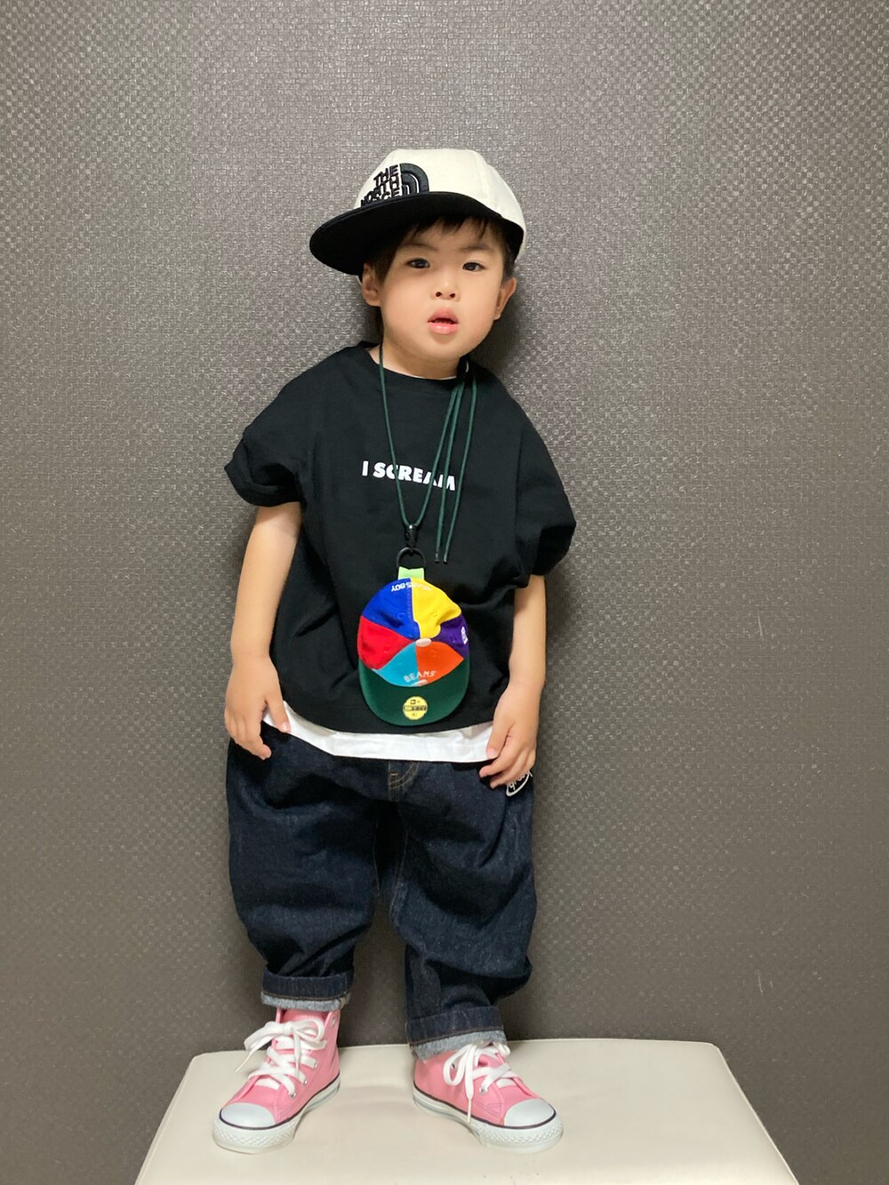 「キャップ、レイヤードスタイル、デニム、デニムパンツ、スニーカー、ショルダーバッグ、モノトーン、シンプルコーデ、ストリート、カジュアルコーデ、休日スタイル、ピンク、ビッグシルエット、春服みてみて、春コーデ」｜「THE NORTH FACEのTHE NORTH FACE/ﾉｰｽﾌｪｲｽ ｷｬｯﾌﾟ NNJ41805（キャップ、ホワイト系）」を使った、S♡K♡K♡さん（キッズ・90cm）の春コーディネートの2枚目の写真