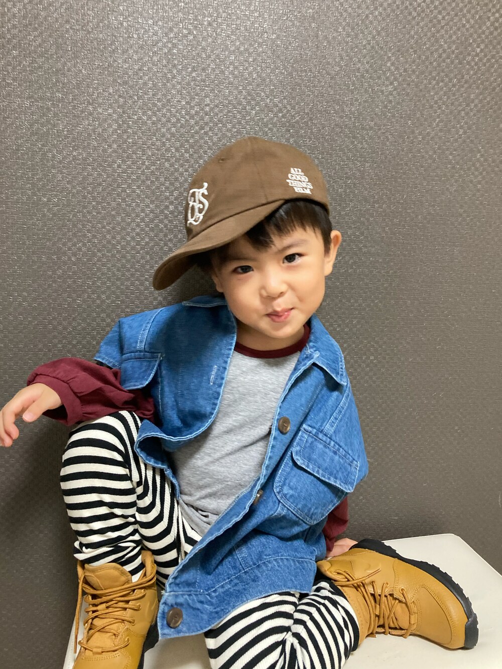 「秋服まるっと大公開、キャップ、ロンT、レイヤードスタイル、デニム、ベスト、ボーダー、むすこーで、韓国子供服、スニーカー、ブーツ」｜「aimohaの【aimoha-KIDS-】韓国子供服　万能ノースリーブデニムジャケット　ベスト（デニムジャケット、ブルー系）」を使った、S♡K♡K♡さん（キッズ・90cm）の秋コーディネートの5枚目の写真