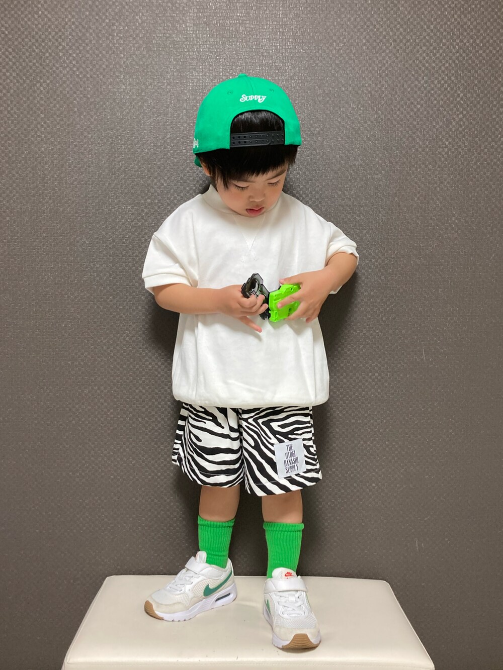 「キャップ、ロゴT、ハーフパンツ、カラーソックス、スニーカー、NIKE、グリーン、モノトーン、シンプルコーデ、カジュアルコーデ、ストリート、ビッグシルエット」|「THE OTOGIBANASHI...SUPPLYのアイテム(キャップ、グリーン系)」を使った、S♡K♡K♡さん(キッズ・90cm)の春コーディネートの4枚目の写真