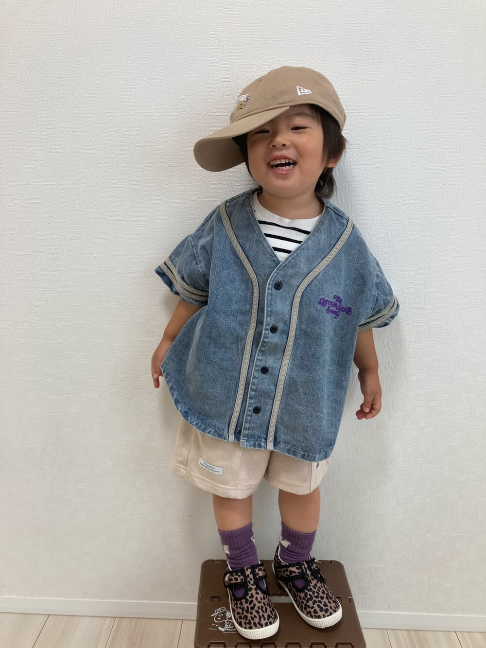 「おとこのこーで、キャップ、ボーダー、デニムシャツ、ベースボールシャツ、ハーフパンツ、カラーパンツ、レオパード、スリッポン、カジュアルコーデ、デニム」|「NEW ERAの【別注】<NEW ERA×PEANUTS>EX キャップ CAP(キャップ、ベージュ系)」を使った、S♡K♡K♡さん(キッズ・90cm)の夏コーディネートの2枚目の写真
