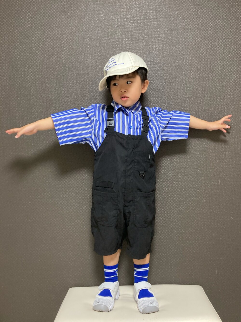 「キャップ、シャツスタイル、ストライプ、サロペット、ラインソックス、カラーソックス、エアリフト、シンプルコーデ、ブルー、休日スタイル、サンダル、カジュアルコーデ」|「LOWRYS FARMの刺繍ロゴCAP 264887(キャップ、ホワイト系)」を使った、S♡K♡K♡さん(キッズ・90cm)の春コーディネートの3枚目の写真