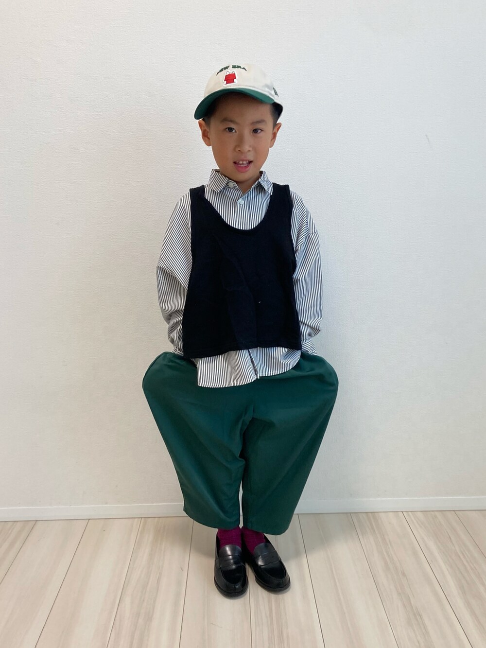 「キャップ、シャツスタイル、ストライプシャツ、ベスト、バルーンパンツ、グリーン、レイヤードスタイル、ローファー、秋ルック紹介するよ、秋コーデ、韓国子供服、カジュアルコーデ、休日スタイル」|「B:MING by BEAMSのNEW ERA × B:MING by BEAMS / 別注 Peanuts キャップ(キャップ、グリーン系)」を使った、S♡K♡K♡さん(キッズ・90cm)の秋コーディネートの2枚目の写真
