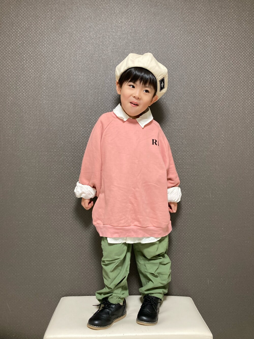 ピンク系のスウェット、グリーン系のカーゴパンツ、ブラック系のドレスシューズを着用したキッズの春コーディネートの2枚目の写真