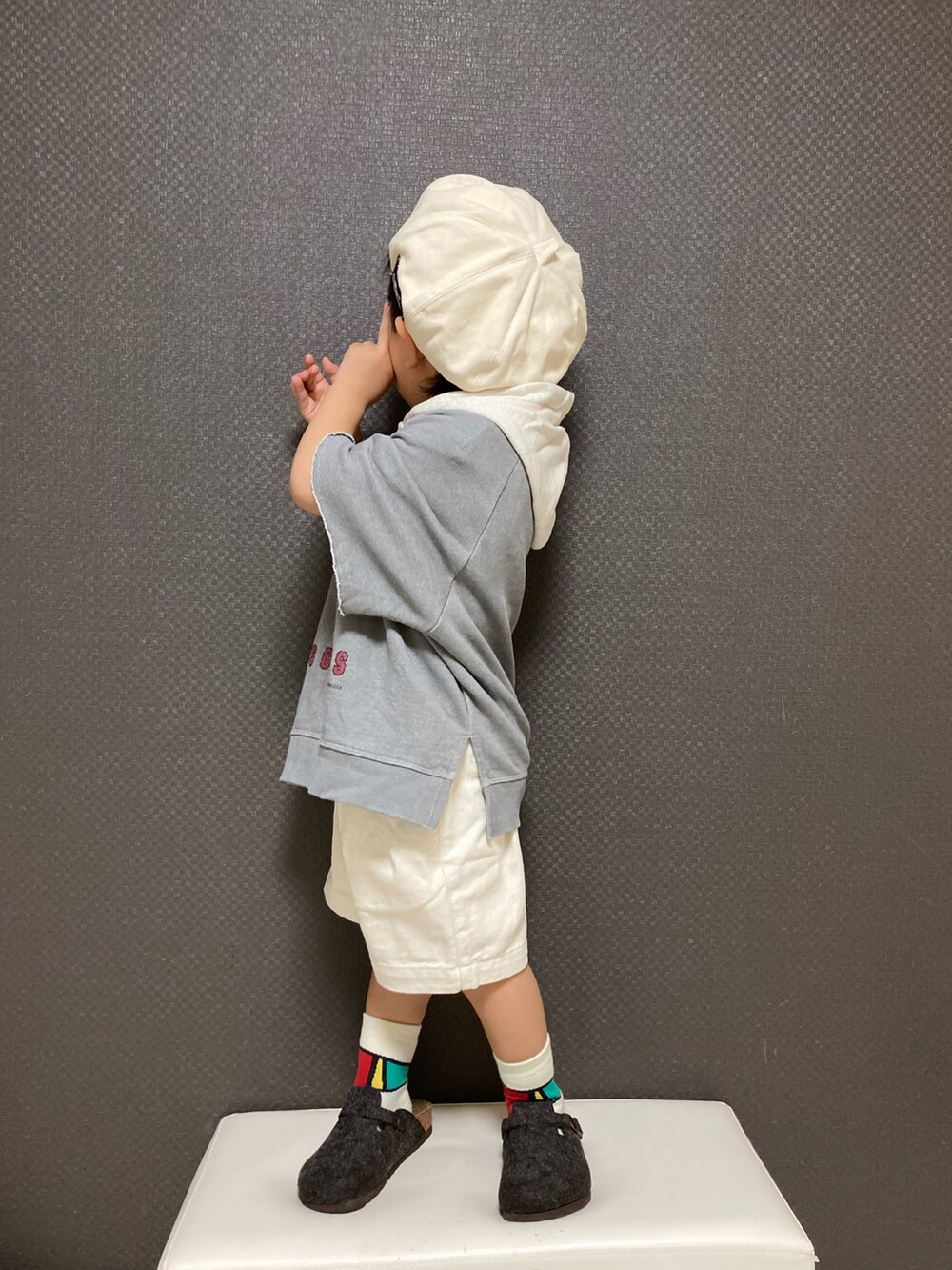 グレー系のTシャツ/カットソー、ホワイト系のデニムパンツ、グレー系のサンダルを着用したキッズの春コーディネートの3枚目の写真