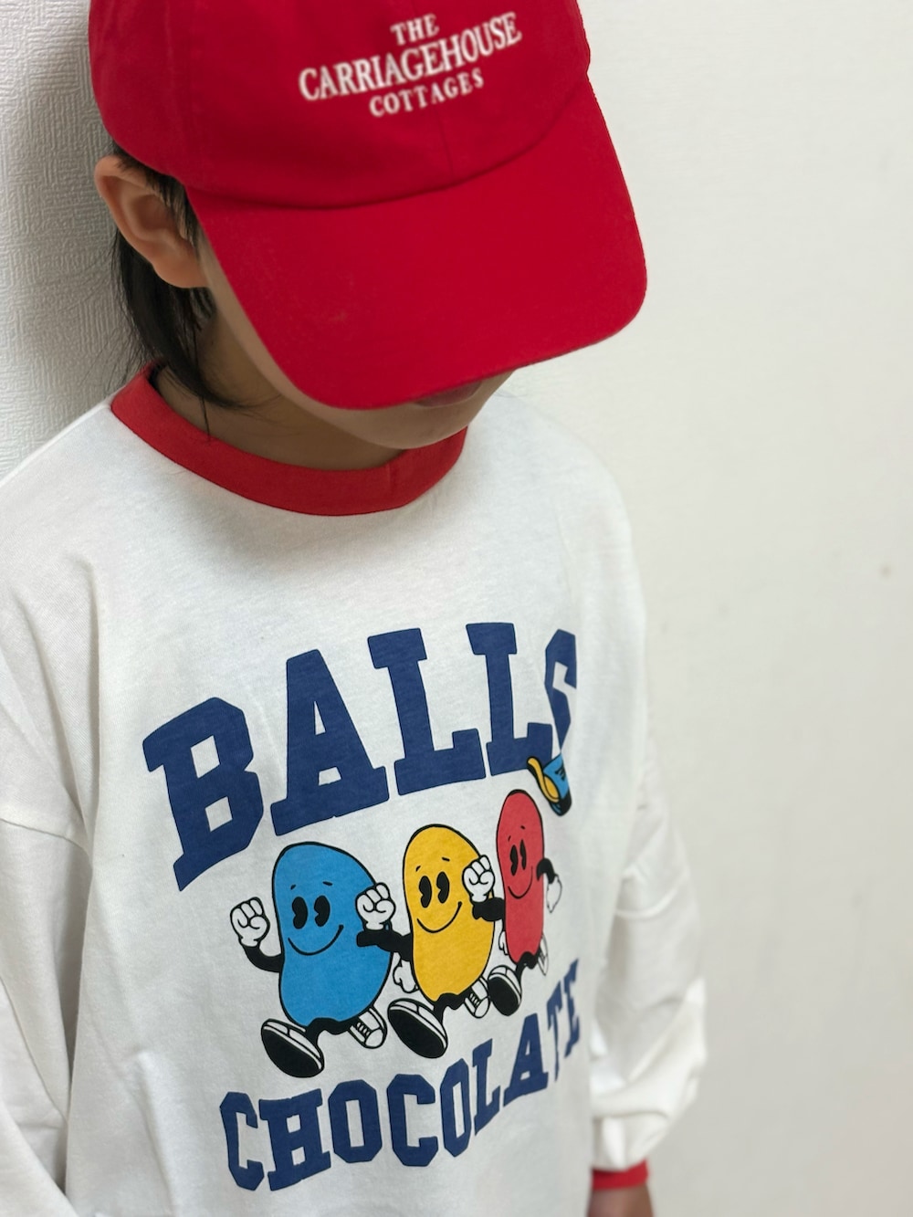 ホワイト系のTシャツ/カットソー、ブラック系のデニムパンツ、ベージュ系のショルダーバッグを着用したキッズの春コーディネートの2枚目の写真