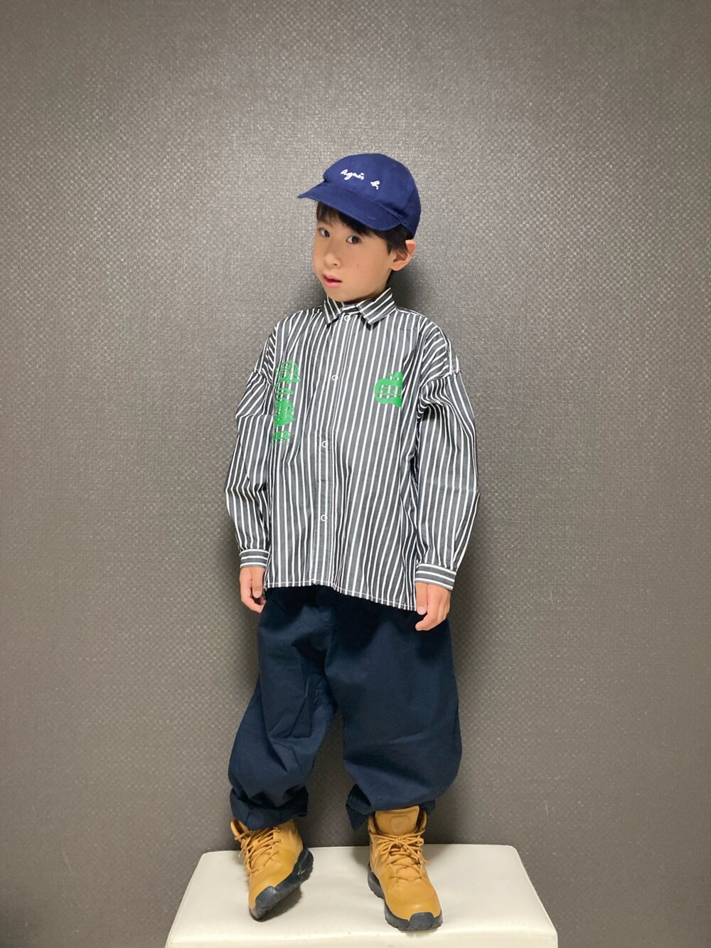 ブラック系のシャツ/ブラウス、ブルー系のパンツ、ブルー系のキャップを着用したキッズの春コーディネートの2枚目の写真