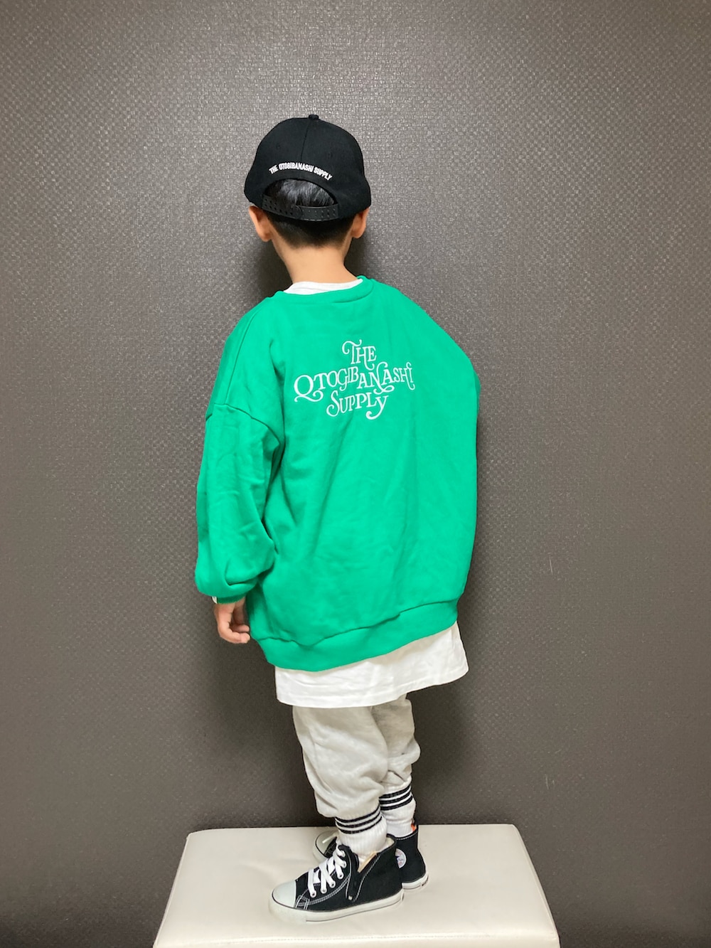 「キャップ、ロゴスウェット、ビッグシルエット、レイヤードスタイル、スウェット、スウェットパンツ、スニーカー、コンバース、ハイカットスニーカー、ストリート、グリーン、パステル映える春」｜「THE OTOGIBANASHI...SUPPLYのアイテム（キャップ、ブラック系）」を使った、S♡K♡K♡さん（キッズ・90cm）の春コーディネートの2枚目の写真