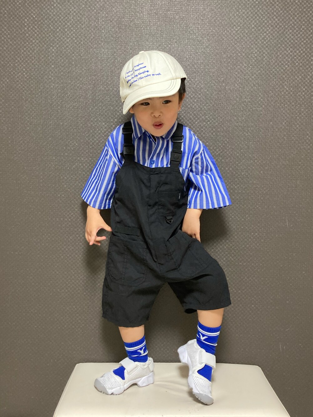 「キャップ、シャツスタイル、ストライプ、サロペット、ラインソックス、カラーソックス、エアリフト、シンプルコーデ、ブルー、休日スタイル、サンダル、カジュアルコーデ」|「LOWRYS FARMの刺繍ロゴCAP 264887(キャップ、ホワイト系)」を使った、S♡K♡K♡さん(キッズ・90cm)の春コーディネートの4枚目の写真