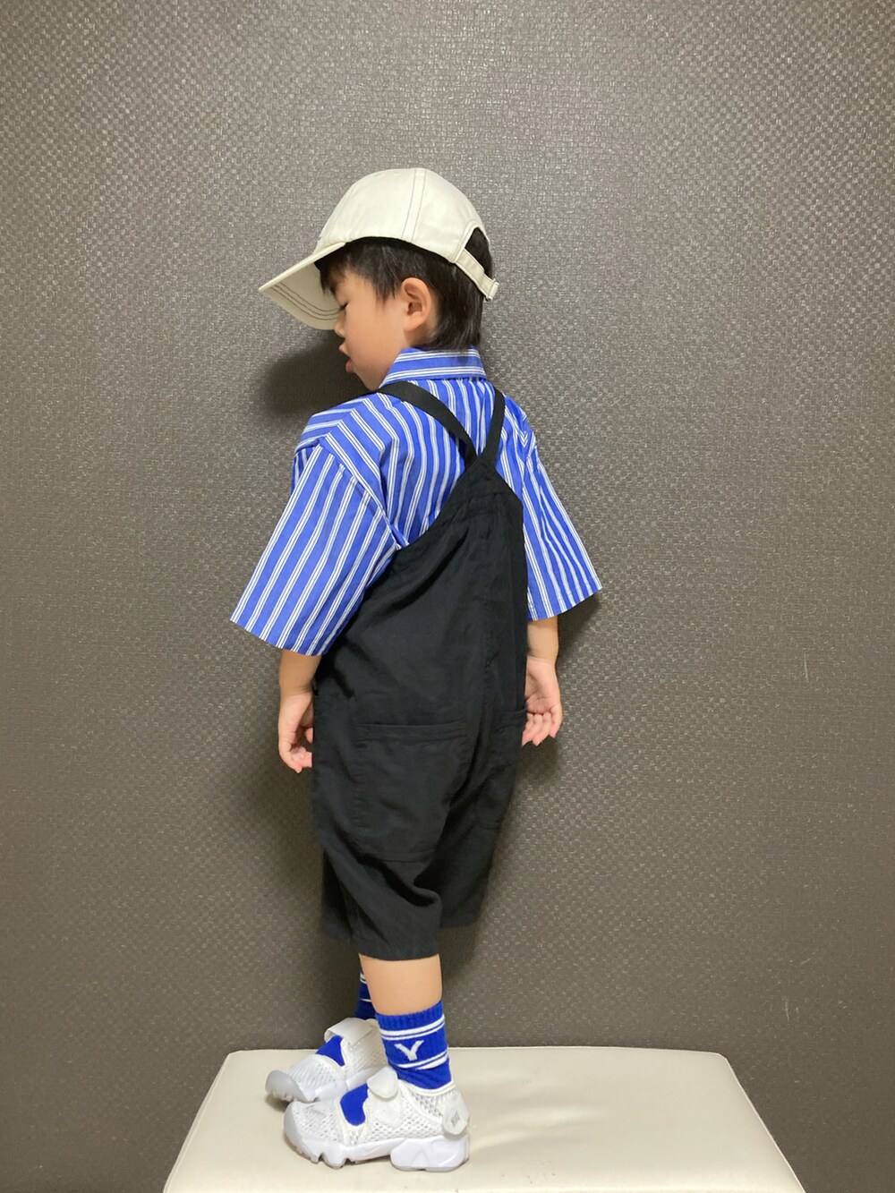 「キャップ、シャツスタイル、ストライプ、サロペット、ラインソックス、カラーソックス、エアリフト、シンプルコーデ、ブルー、休日スタイル、サンダル、カジュアルコーデ」|「LOWRYS FARMの刺繍ロゴCAP 264887(キャップ、ホワイト系)」を使った、S♡K♡K♡さん(キッズ・90cm)の春コーディネートの5枚目の写真