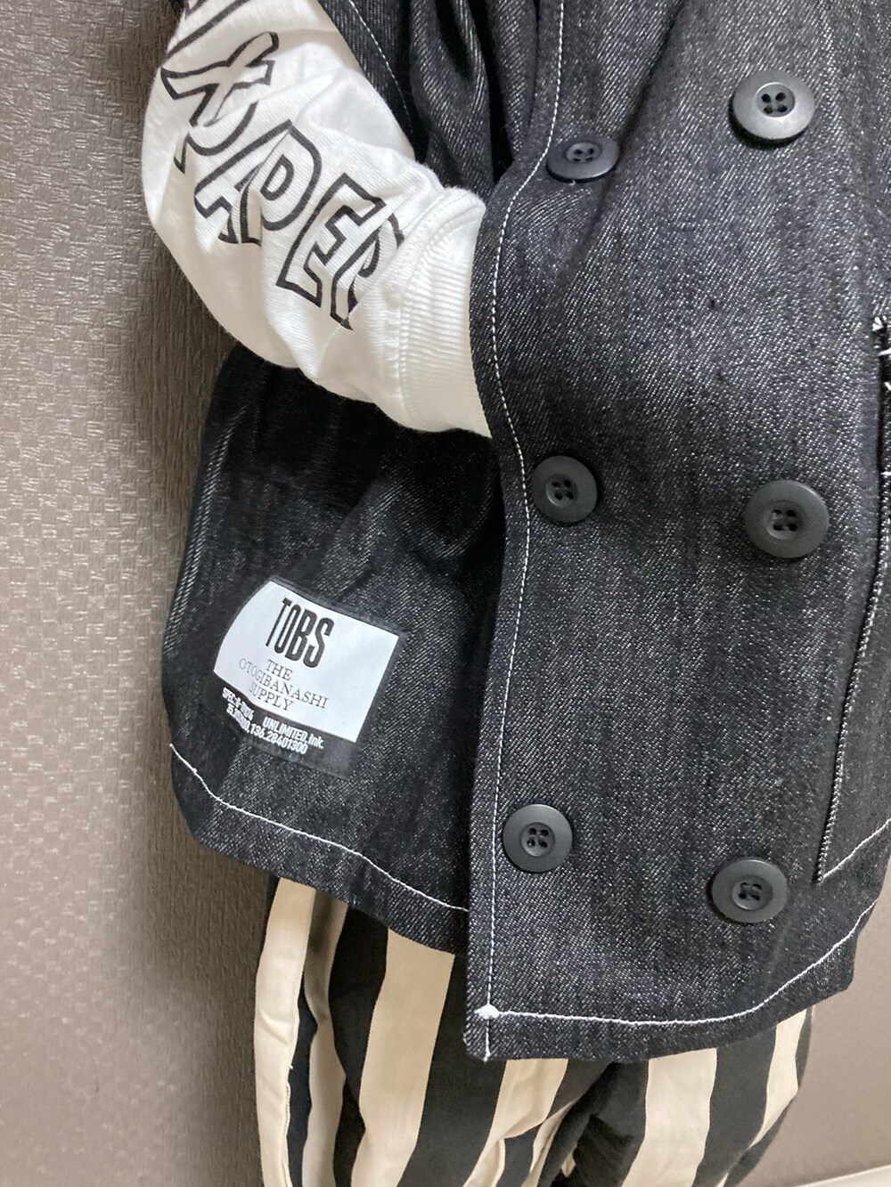 「ハット、ロゴT、レイヤードスタイル、ベスト、デニム、ストライプ、ワイドパンツ、バルーンパンツ、カラーソックス、レースアップシューズ、韓国子供服、モード、モノトーン」|「BRANSHESの中折れペーパーハット(ハット、ブラック系)」を使った、S♡K♡K♡さん(キッズ・90cm)の春コーディネートの3枚目の写真