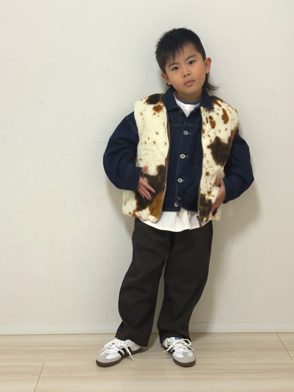 ブラウン系のベスト、ブラウン系のスーツセット、ホワイト系のスニーカーを着用したキッズの冬コーディネートの2枚目の写真