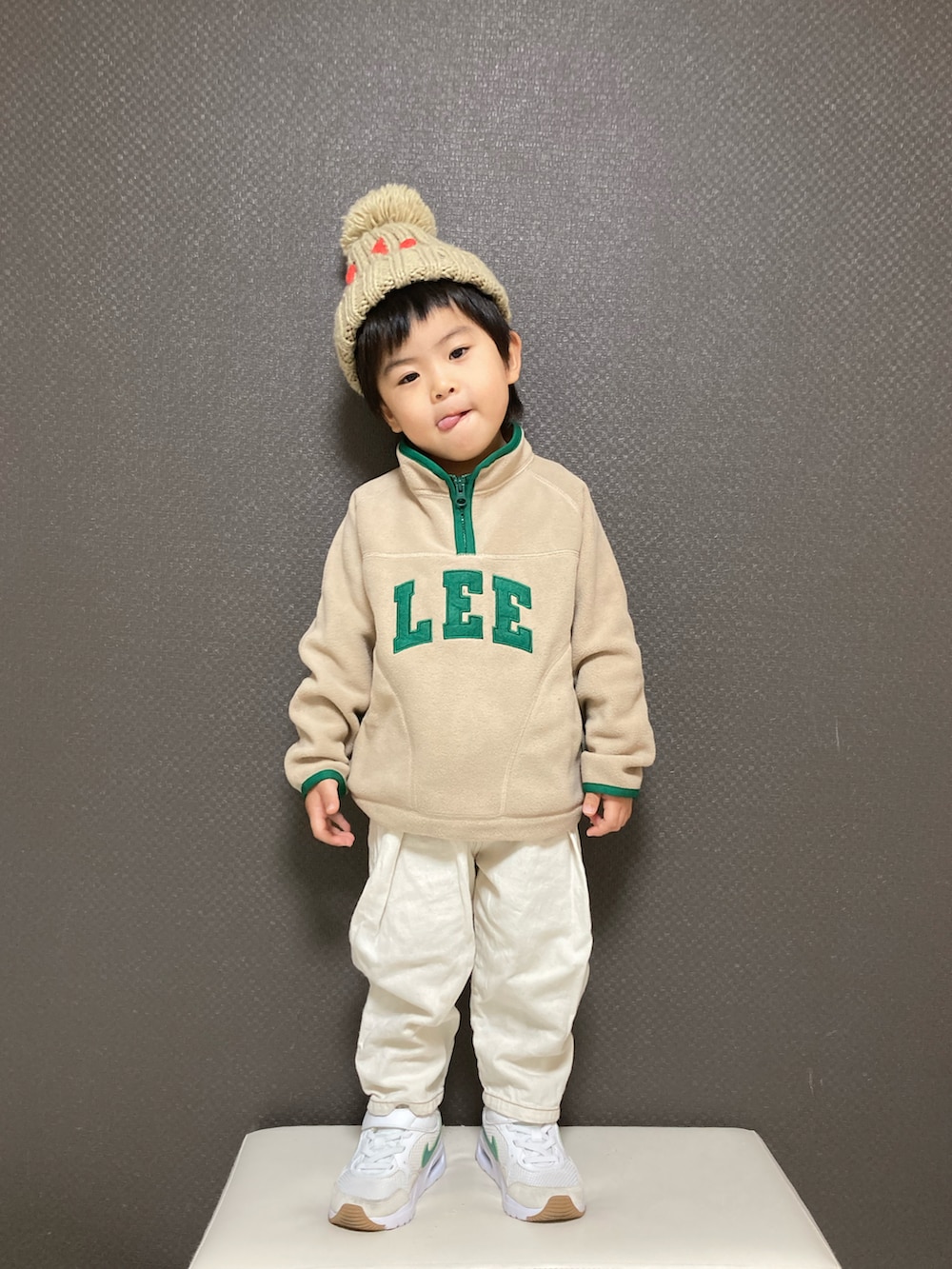 ベージュ系のその他トップス、ホワイト系のデニムパンツ、ホワイト系のスニーカーを着用したキッズの冬コーディネートの2枚目の写真