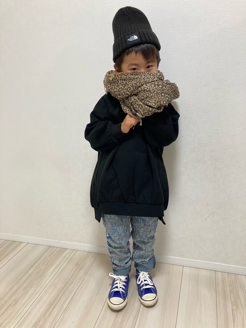 「おとこのこーで、ニット帽、マフラーぐるぐる、ビッグシルエット、シンプルコーデ、ゆるコーデ、ケミカルデニム、スニーカーコーデ、コンバース、レオパード」｜「THE NORTH FACEの【WEB限定】THE NORTH FACE/ザ・ノースフェイス Kids' Cappucho Lid（キャップ、ブラック系）」を使った、S♡K♡K♡さん（キッズ・110cm）の冬コーディネートの4枚目の写真