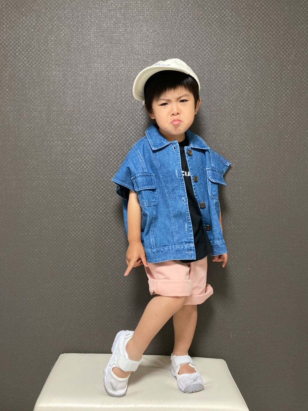 「キャップ、デニム、ジャケット、レイヤードスタイル、ハーフパンツ、プチプラ、エアリフト、ピンク、カジュアルコーデ、初夏コーデ、休日スタイル」｜「LOWRYS FARMの刺繍ロゴＣＡＰ　264887（キャップ、ホワイト系）」を使った、S♡K♡K♡さん（キッズ・90cm）の夏コーディネートの5枚目の写真