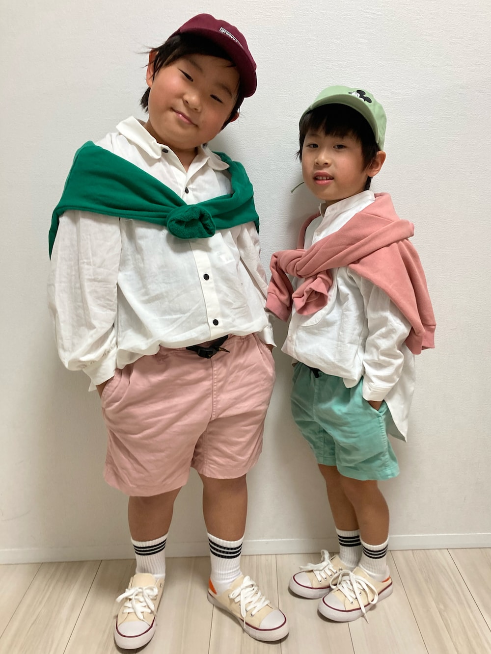 ホワイト系のシャツ/ブラウス、ホワイト系のシャツ/ブラウス、ピンク系のスウェットを着用したキッズの春コーディネートの3枚目の写真