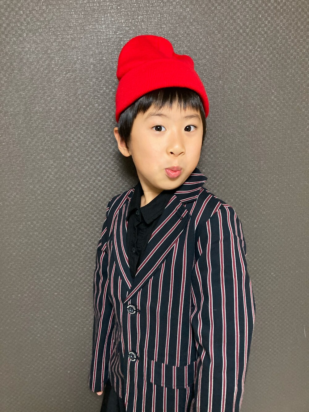 レッド系のテーラードジャケット、ブラック系のその他パンツ、ブラック系のシャツ/ブラウスを着用したキッズの冬コーディネートの4枚目の写真