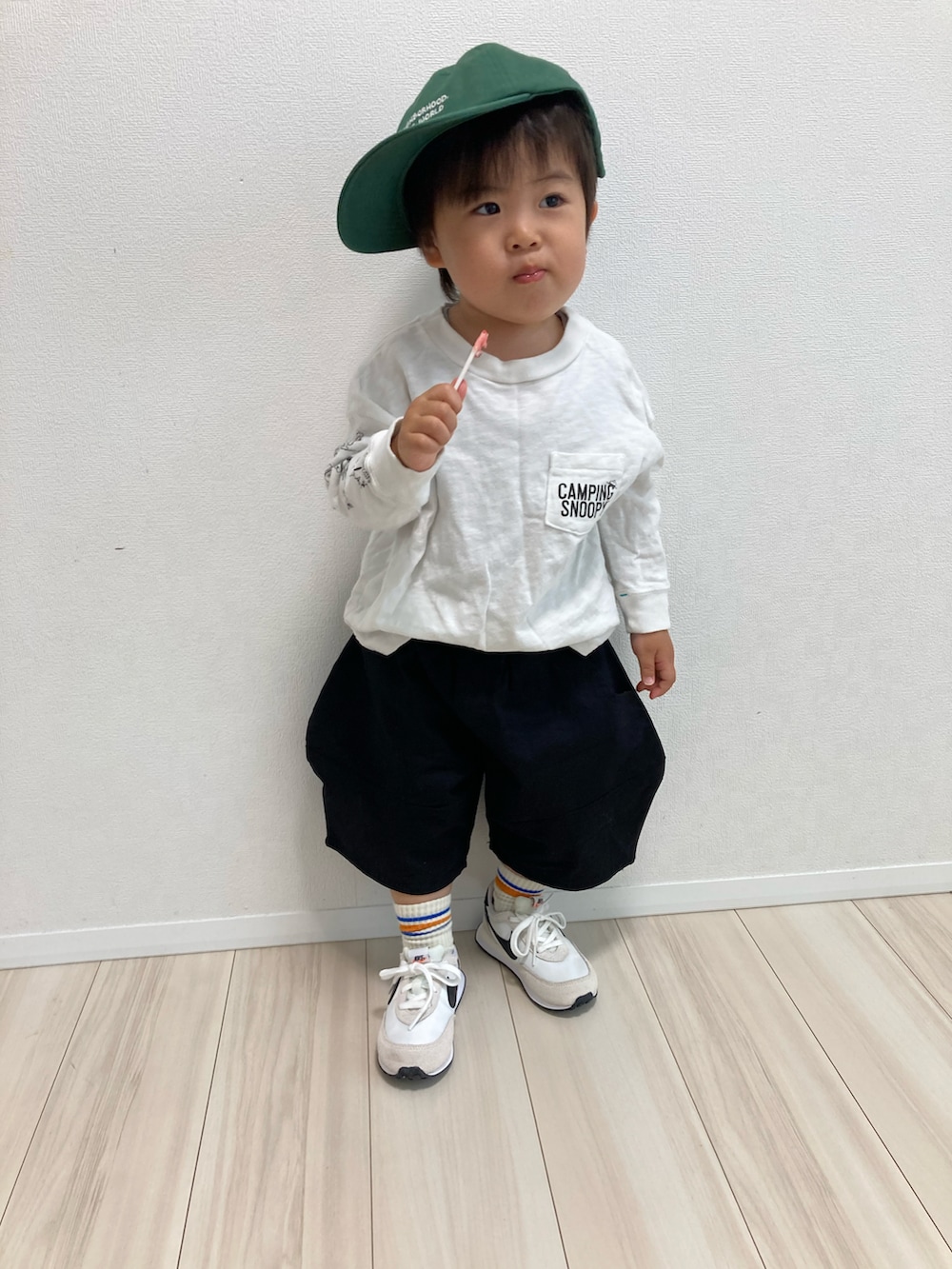 ホワイト系のTシャツ/カットソー、ブラック系のチノパンツ、ホワイト系のその他シューズを着用したキッズの春コーディネートの2枚目の写真