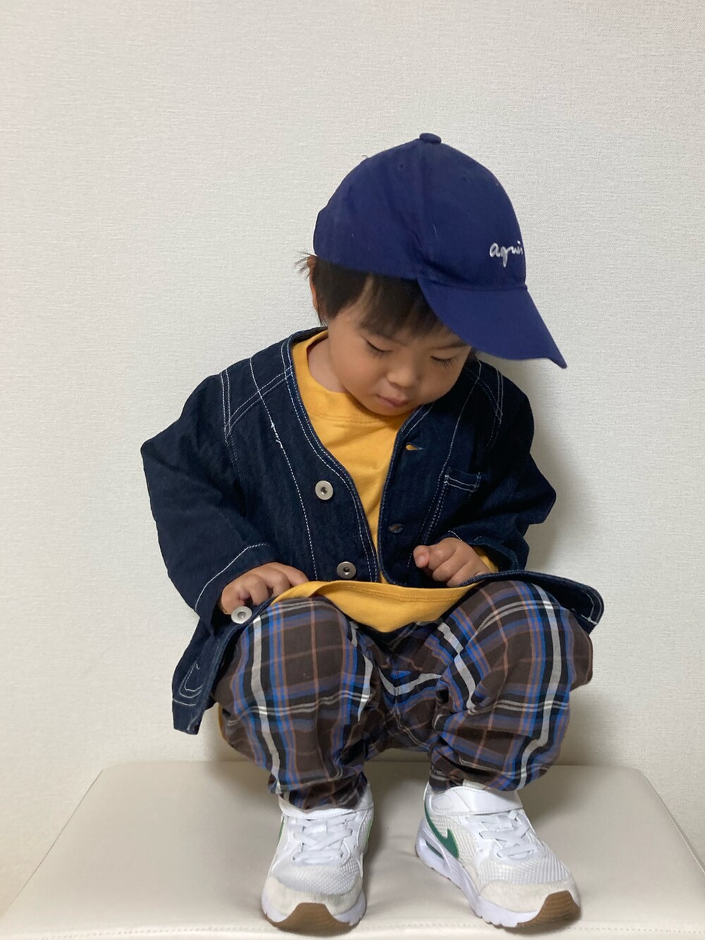 「キャップ、デニム、デニムジャケット、ロンT、レイヤードスタイル、チェック、チェックパンツ、ジーユー、スニーカー、NIKE、カジュアルコーデ」｜「agnes b.のGL11 L CASQUETTE　ベビー　ロゴキャップ（キャップ、ブルー系）」を使った、S♡K♡K♡さん（キッズ・90cm）の秋コーディネートの4枚目の写真