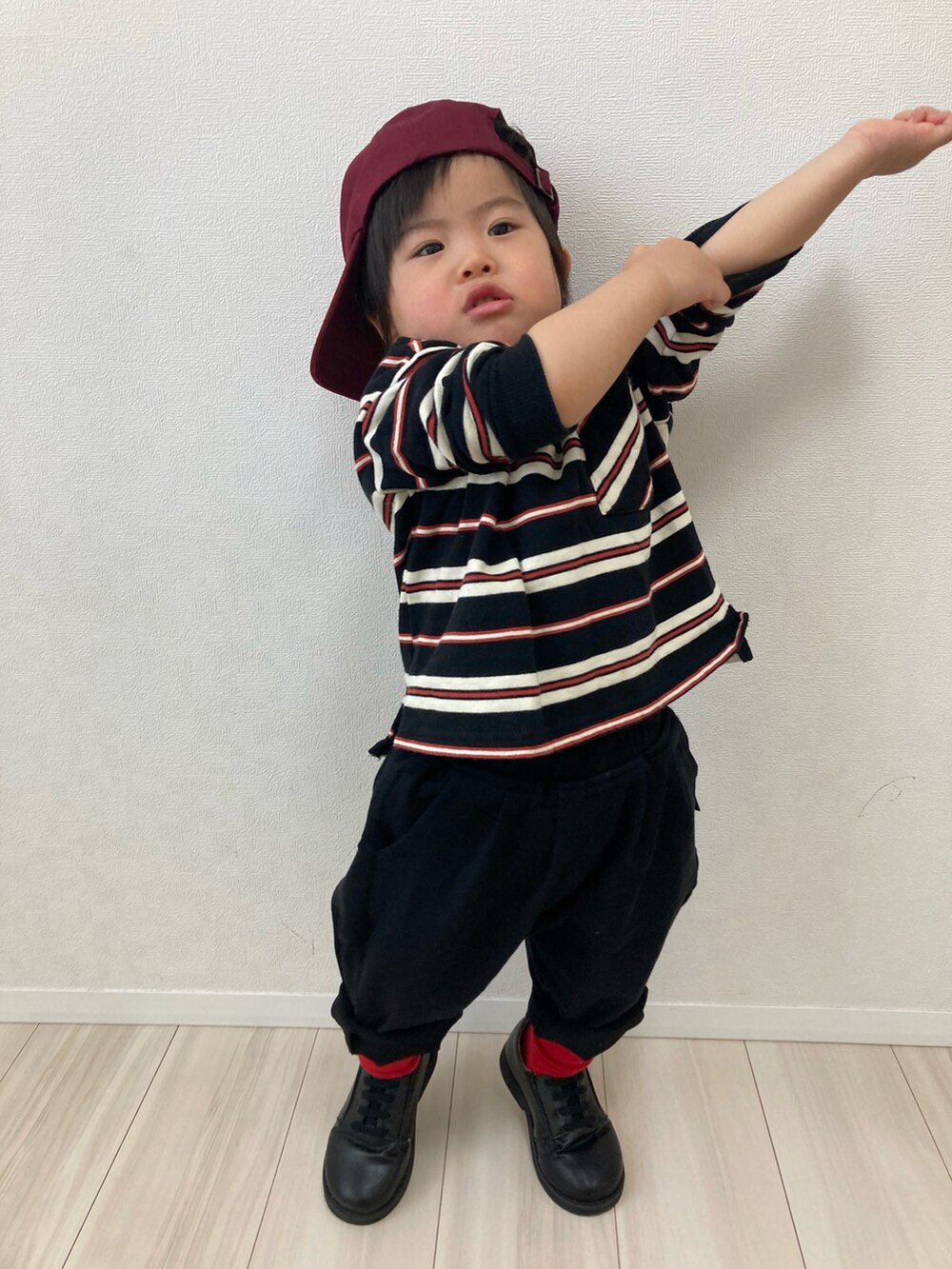 ブラック系のスウェット、ブラック系のスラックス、ブラック系のドレスシューズを着用したキッズの春コーディネートの3枚目の写真