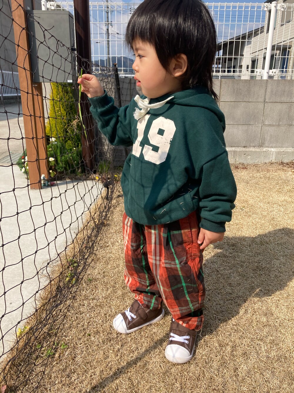 「おとこのこーで、パーカー、韓国子供服、チェックパンツ、コンバース、休日スタイル、グリーン、プチプラ、チェック、古着MIX」｜「koriaのアイテム（パーカー、グリーン系）」を使った、S♡K♡K♡さん（キッズ・110cm）の春コーディネートの2枚目の写真