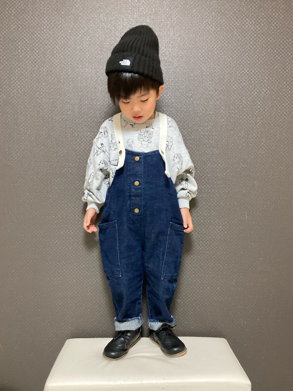 「重ね着ベストシーズン、ニット帽、秋冬コーデ、サロペット、デニム、スウェット、ローファー、カジュアルコーデ、レイヤードスタイル、お出かけコーデ、PR」｜「MAKE YOUR DAYのすごい絵総柄裏毛トレーナー■80～140cm（スウェット、グレー系）」を使った、S♡K♡K♡さん（キッズ・90cm）の秋コーディネートの2枚目の写真