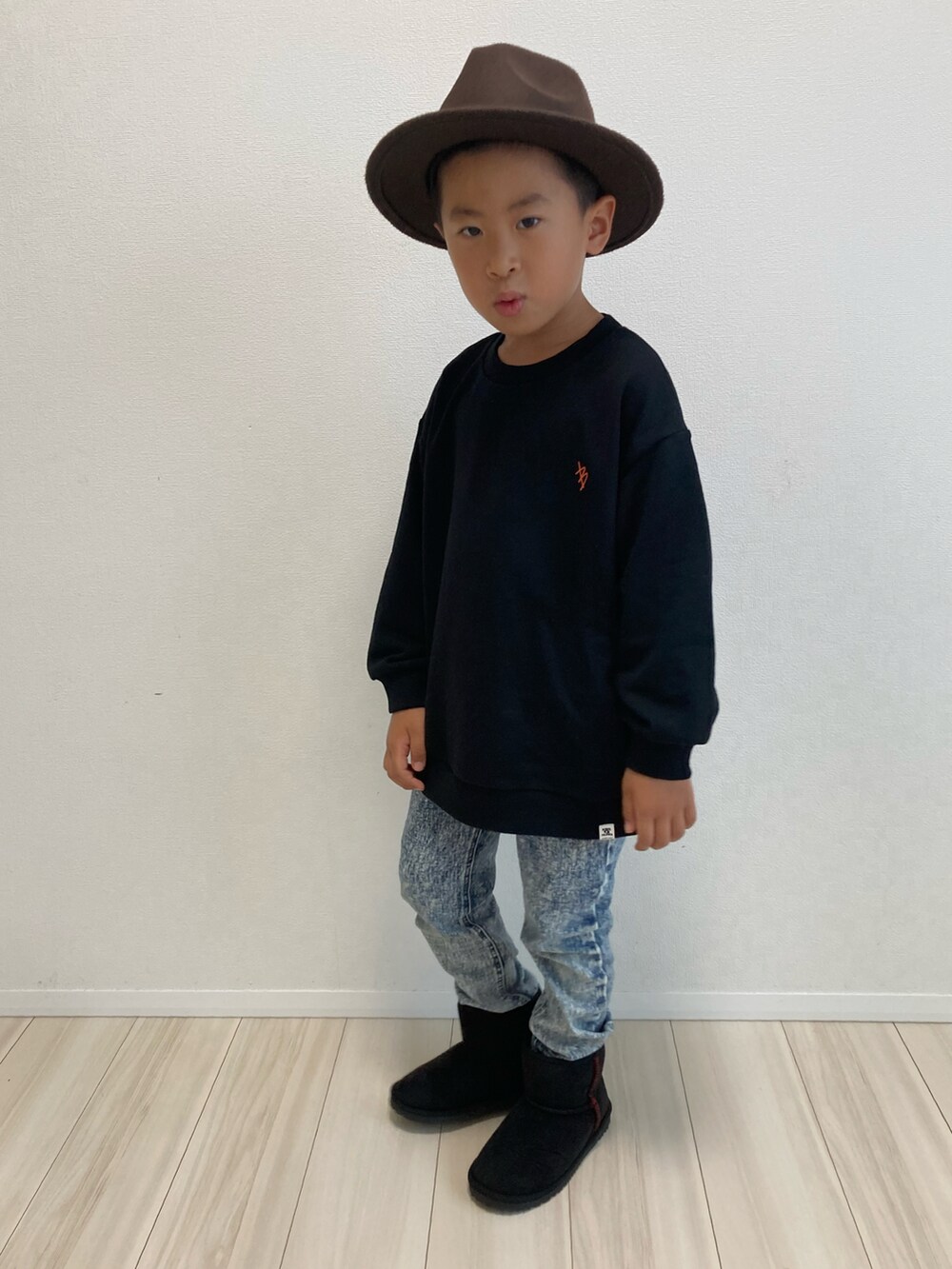 「ハット、スウェット、ロゴスウェット、ビッグシルエット、スキニー、デニムパンツ、デニム、ムートンブーツ、ブーツ」｜「koriaのアイテム（ハット、ブラウン系）」を使った、S♡K♡K♡さん（キッズ・90cm）の秋コーディネートの2枚目の写真