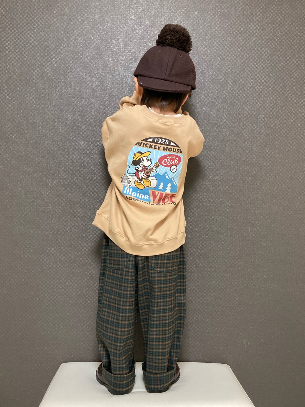 ブラウン系のスウェット、グリーン系のその他パンツ、ブラウン系のローファーを着用したキッズの秋コーディネートの3枚目の写真