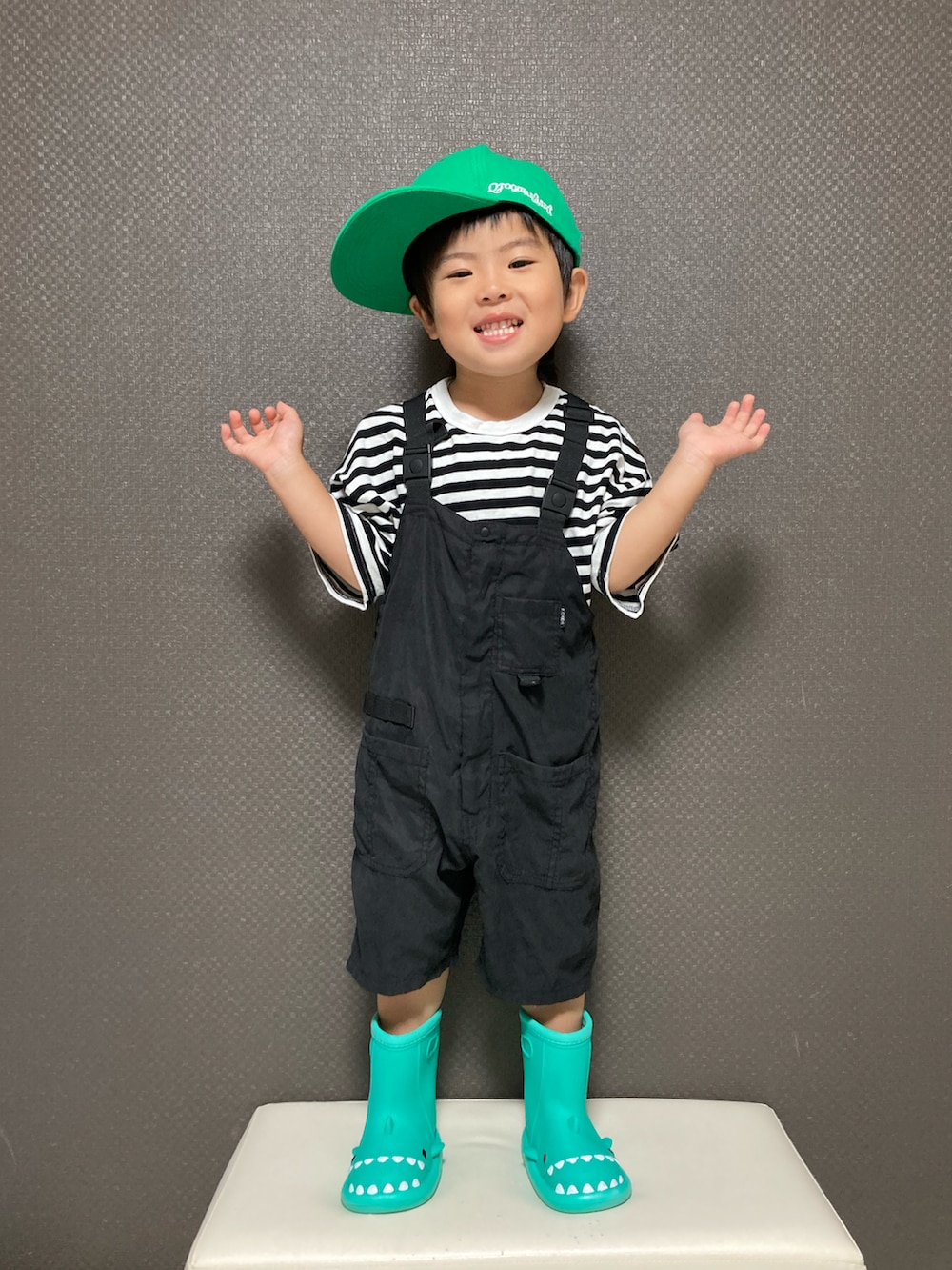 「キャップ、ボーダー、サロペット、長靴、雨の日コーデ、グリーン、モノトーン、カジュアルコーデ」｜「THE OTOGIBANASHI...SUPPLYのアイテム（キャップ、グリーン系）」を使った、S♡K♡K♡さん（キッズ・90cm）の夏コーディネートの2枚目の写真