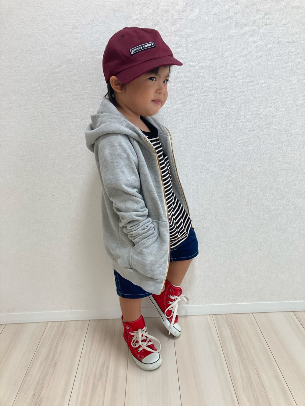 ブラック系のTシャツ/カットソー、グレー系のパーカー、ブルー系のデニムパンツを着用したキッズの秋コーディネートの2枚目の写真