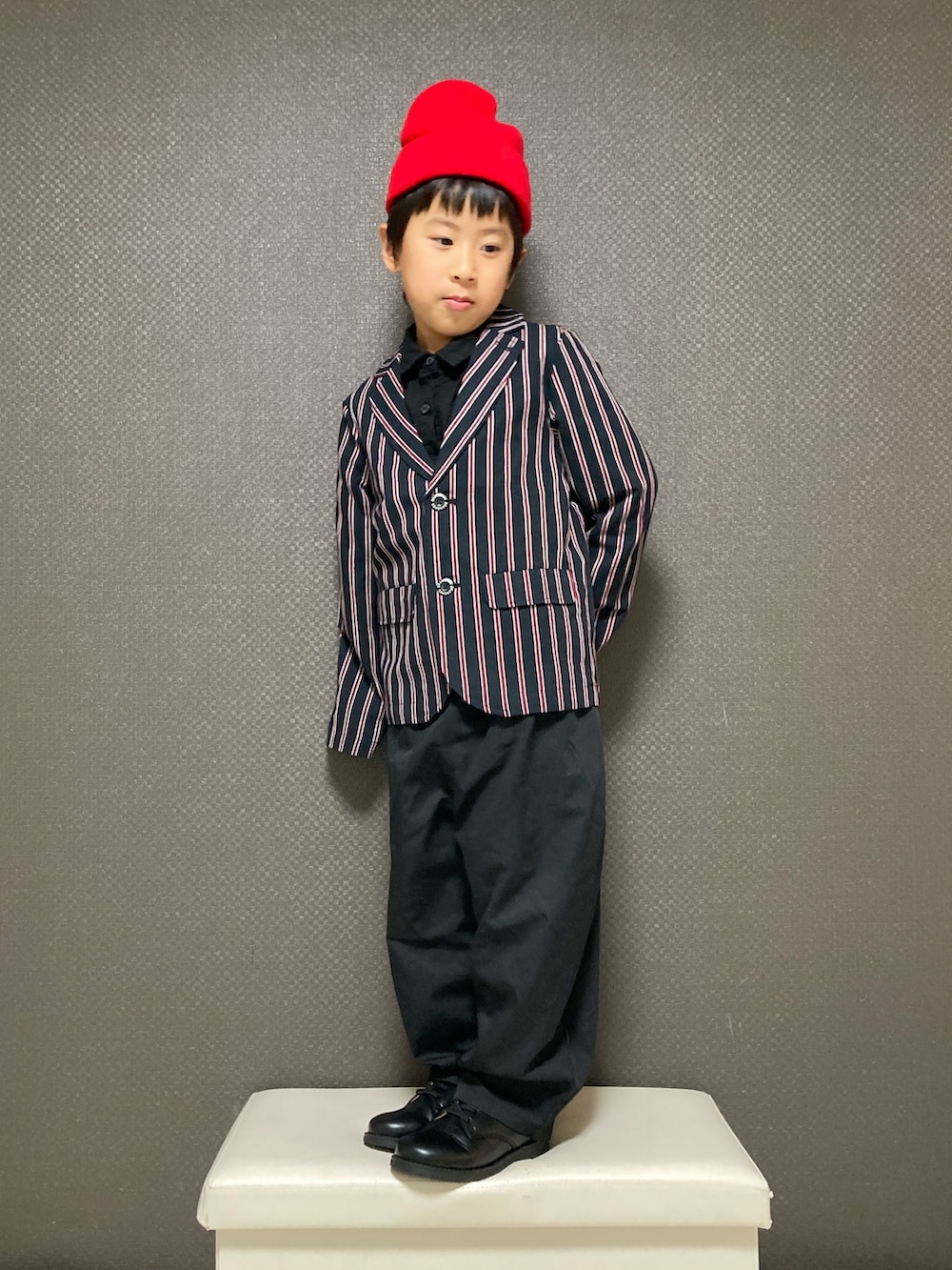 レッド系のテーラードジャケット、ブラック系のその他パンツ、ブラック系のシャツ/ブラウスを着用したキッズの冬コーディネートの3枚目の写真