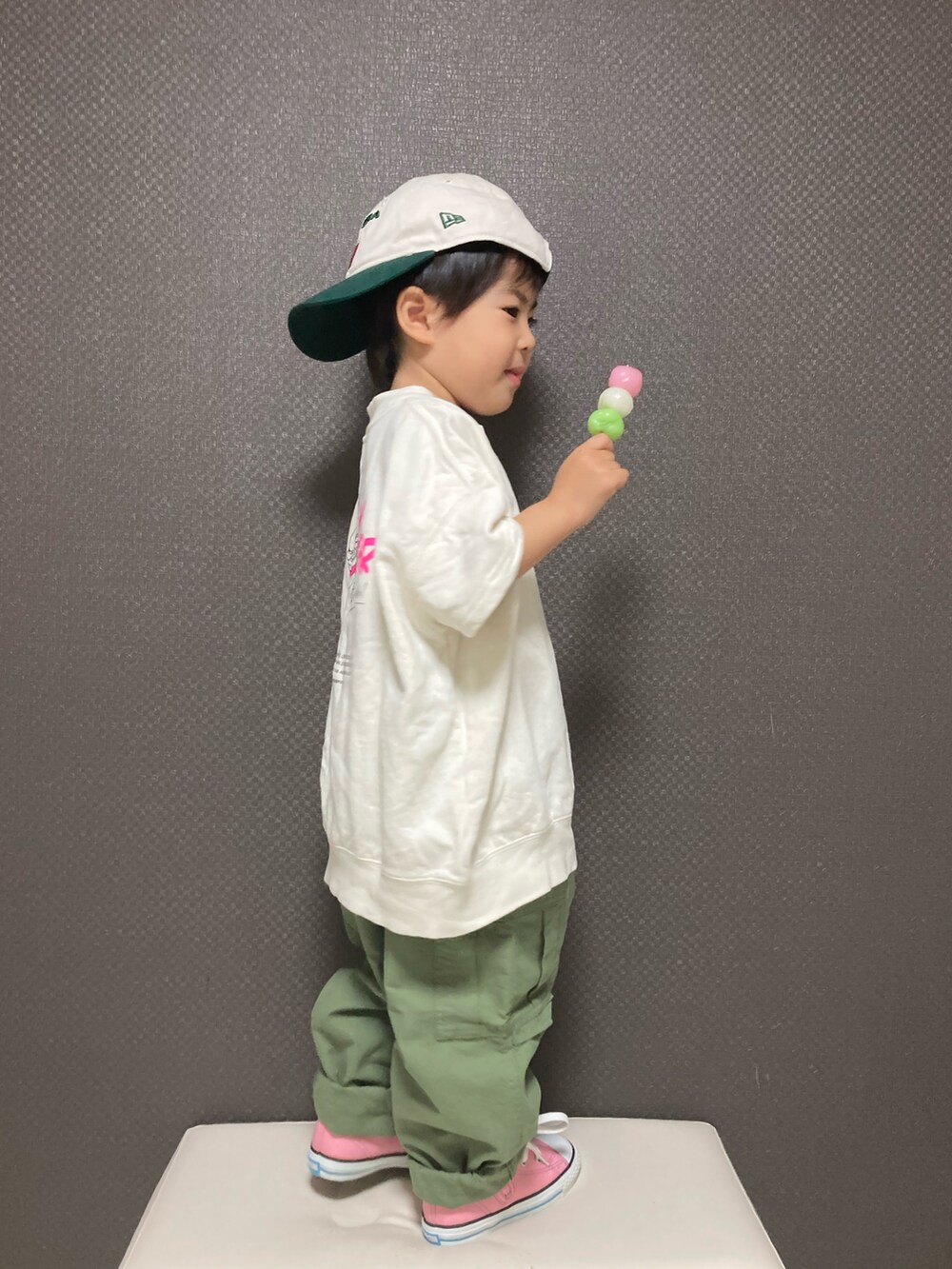 「キャップ、休日スタイル、カーゴパンツ、春服みてみて、ピンク、さくらもちコーデ、春コーデ、カジュアルコーデ、シンプルコーデ、スウェット、スニーカー、コンバース」｜「B:MING by BEAMSのNEW ERA × B:MING by BEAMS / 別注 Peanuts キャップ（キャップ、グリーン系）」を使った、S♡K♡K♡さん（キッズ・90cm）の春コーディネートの3枚目の写真