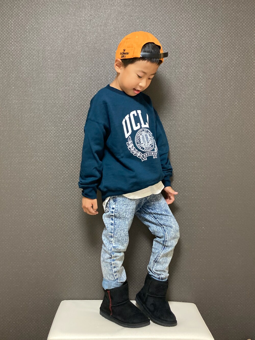 「キャップ、オレンジ、スウェット、ロゴスウェット、レイヤードスタイル、スキニーパンツ、スキニーデニム、デニム、デニムパンツ、ブーツ、ムートンブーツ、カジュアルコーデ、シンプルコーデ」｜「THE OTOGIBANASHI...SUPPLYのアイテム（キャップ、オレンジ系）」を使った、S♡K♡K♡さん（キッズ・90cm）の秋コーディネートの2枚目の写真