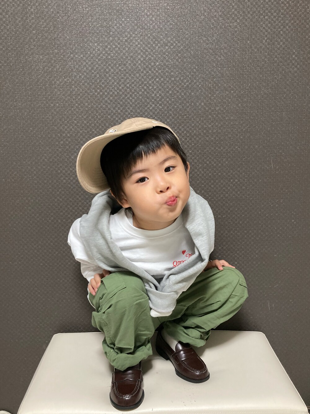 「キャップ、ロゴT、ロンT、カーゴパンツ、パーカー、肩がけ、ローファー、アースカラー、シンプルコーデ、休日スタイル」｜「NEW ERAの【別注】＜NEW ERA×PEANUTS＞EX  キャップ CAP（キャップ、ベージュ系）」を使った、S♡K♡K♡さん（キッズ・90cm）の春コーディネートの3枚目の写真