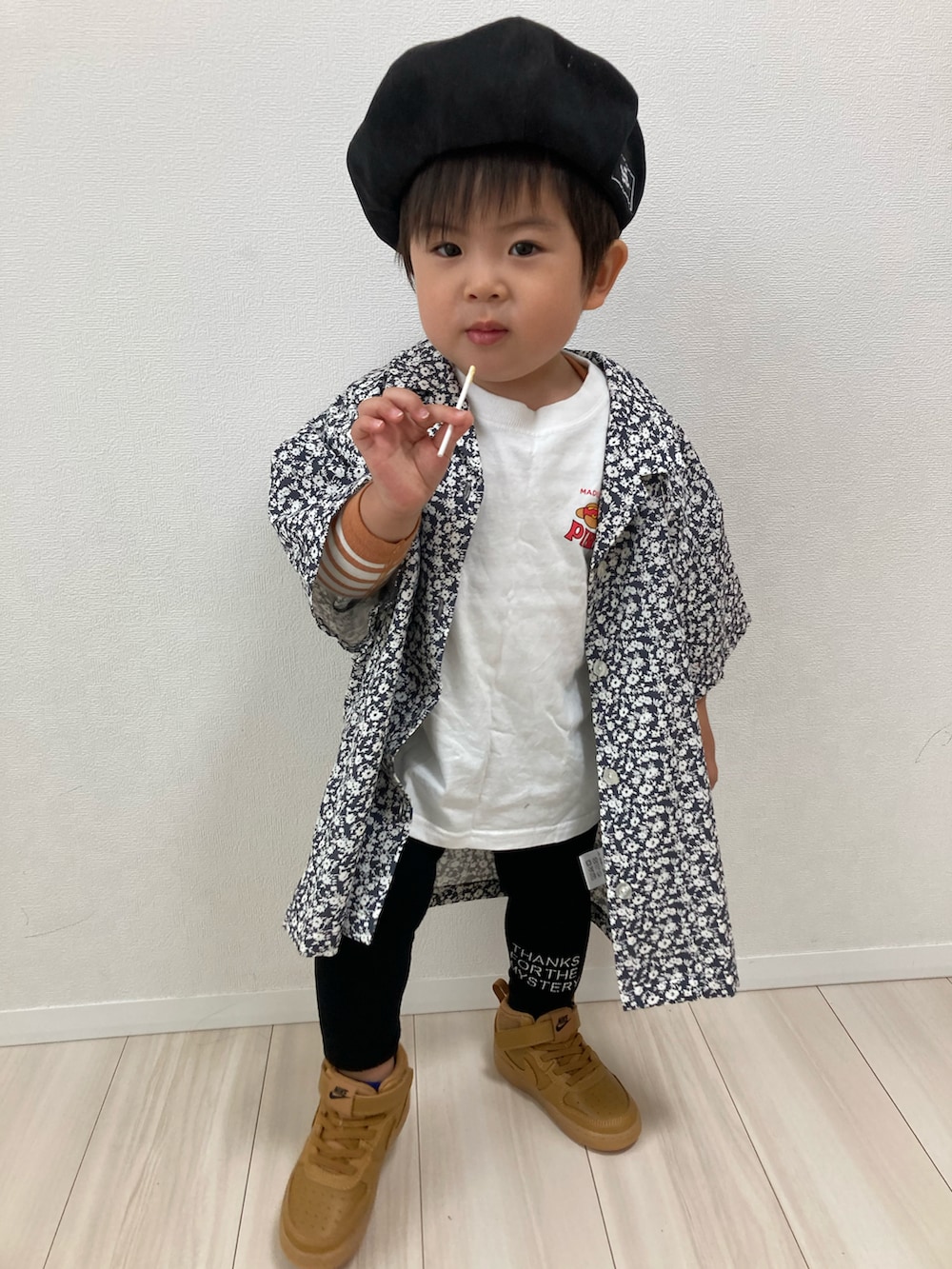 ホワイト系のTシャツ/カットソー、ブラック系のシャツ/ブラウス、ブラウン系のスニーカーを着用したキッズの春コーディネートの2枚目の写真