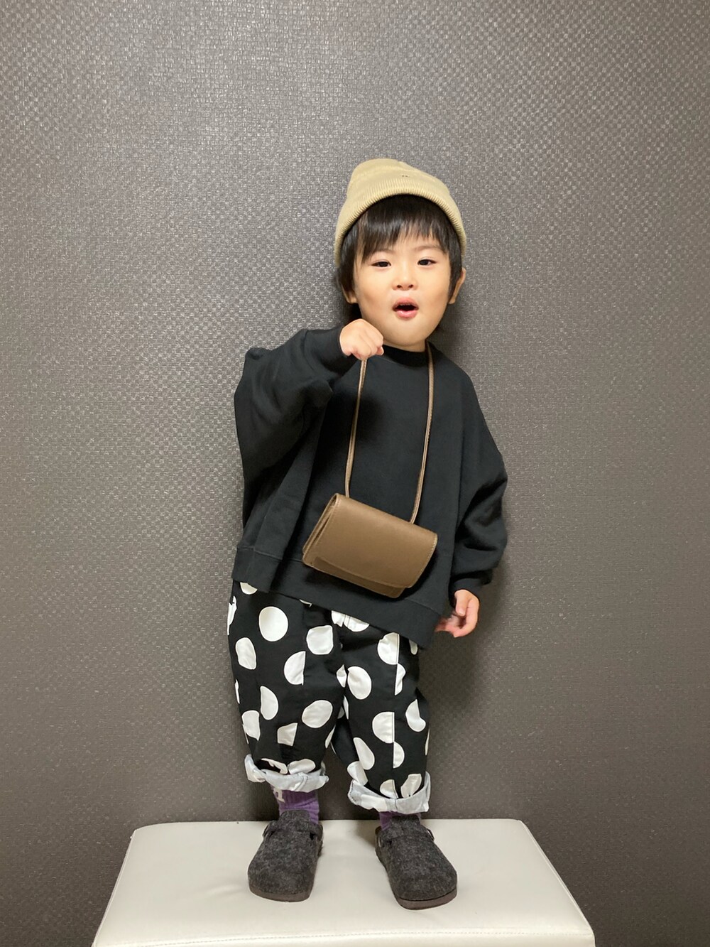 「ニット帽、スウェット、ドット、ワイドパンツ、カラーソックス、ポシェット、ショルダーバッグ、GU、モノトーン、ビッグシルエット、プチプラ、韓国子供服」｜「monmimiのアイテム（ニットキャップ/ビーニー、ベージュ系）」を使った、S♡K♡K♡さん（キッズ・90cm）の秋コーディネートの2枚目の写真