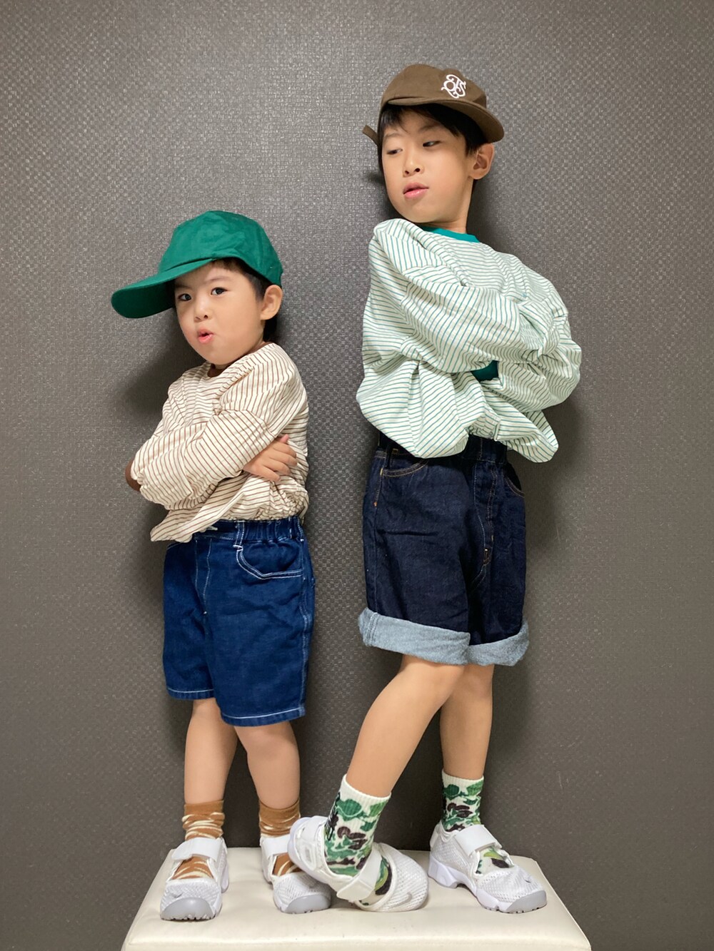 「キャップ、ボーダー、ロンT、デニム、ハーフパンツ、エアリフト、韓国子供服、春夏コーデ、カジュアルコーデ、リンクコーデ、きょうだいコーデ」｜「THE OTOGIBANASHI...SUPPLYのアイテム（キャップ、ブラウン系）」を使った、S♡K♡K♡さん（キッズ・90cm）の春コーディネートの2枚目の写真