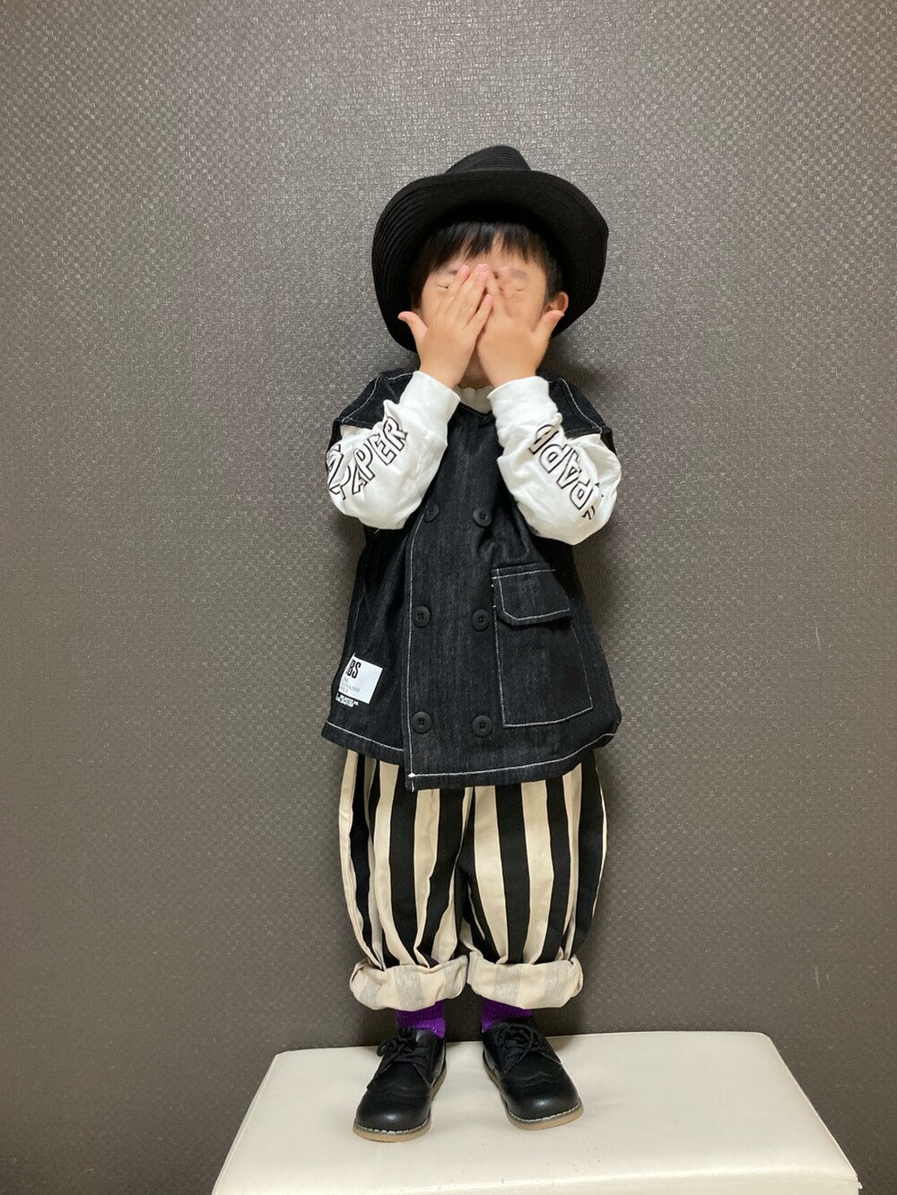 「ハット、ロゴT、レイヤードスタイル、ベスト、デニム、ストライプ、ワイドパンツ、バルーンパンツ、カラーソックス、レースアップシューズ、韓国子供服、モード、モノトーン」|「BRANSHESの中折れペーパーハット(ハット、ブラック系)」を使った、S♡K♡K♡さん(キッズ・90cm)の春コーディネートの2枚目の写真